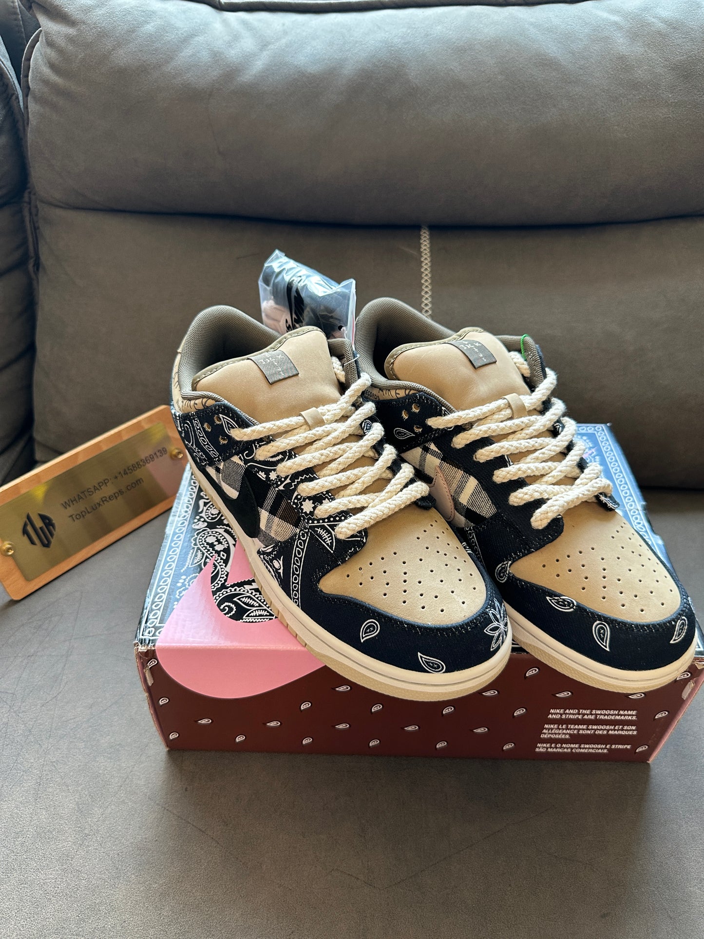 NIKE SB DUNK LOW x TRAVIS SCOTT -