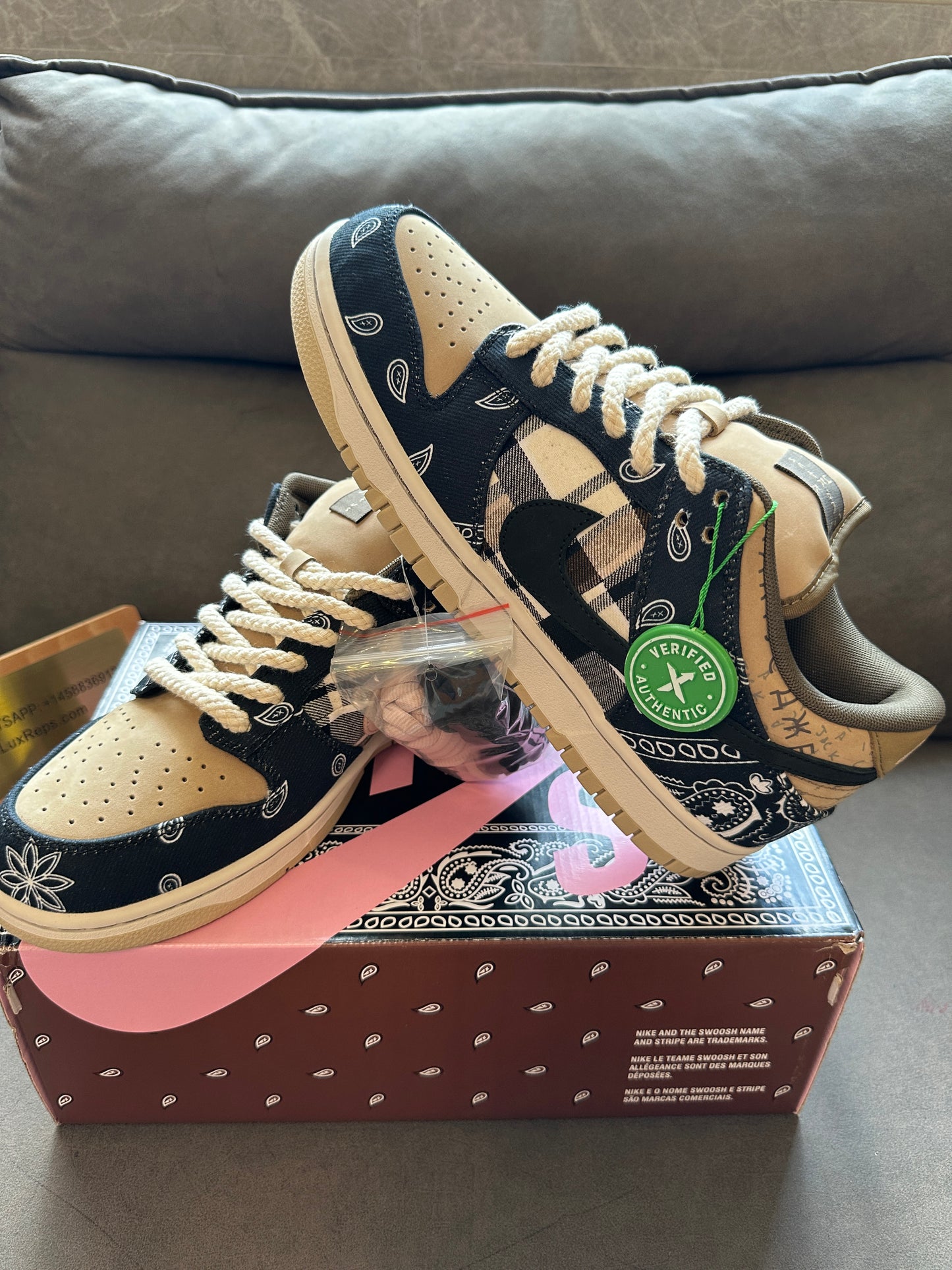 NIKE SB DUNK LOW x TRAVIS SCOTT -