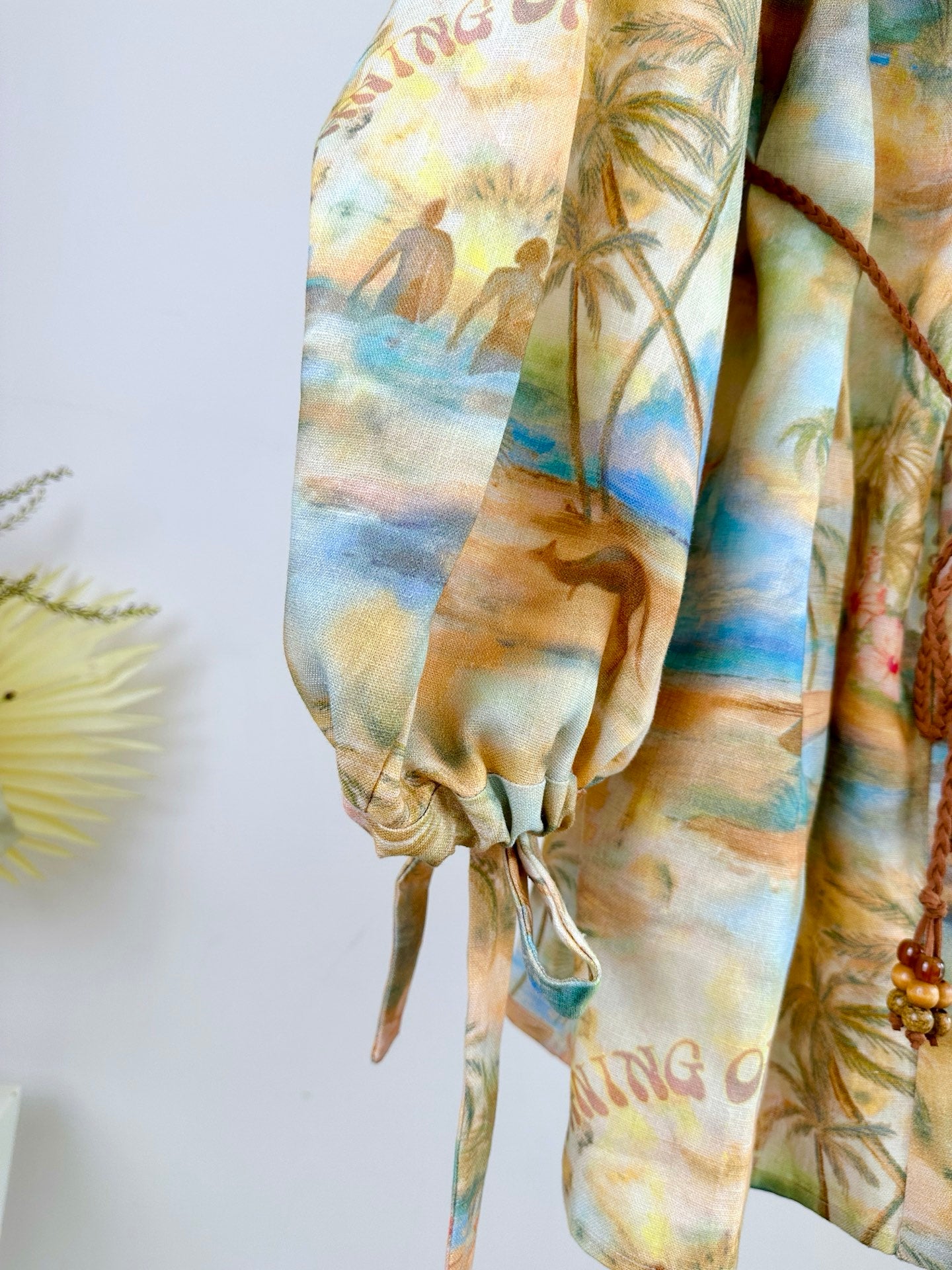 Robe courte en lin Zimmermann « ILLUMINATE » avec col à cordon et manches ballon – SS 2025