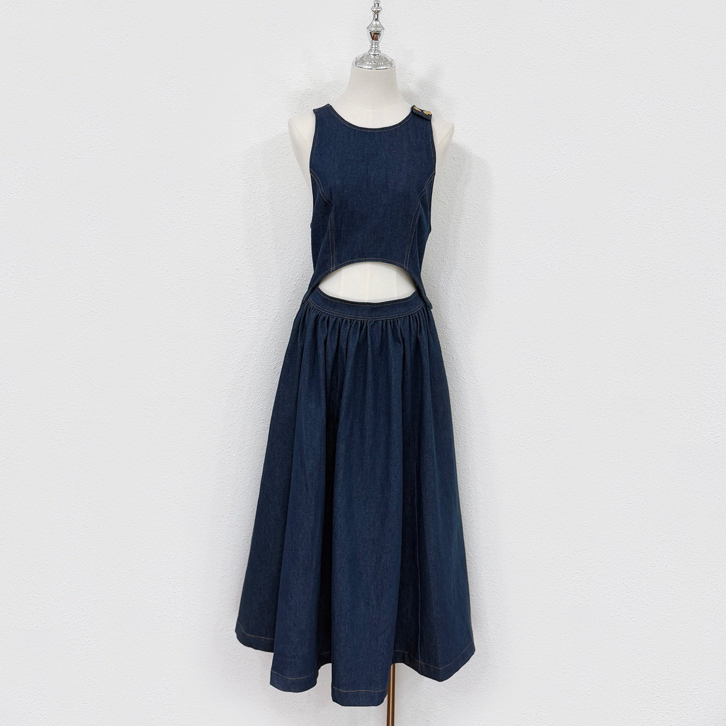 Robe midi en jean à découpes et dos croisé Zimmermann Printemps/Été 2025