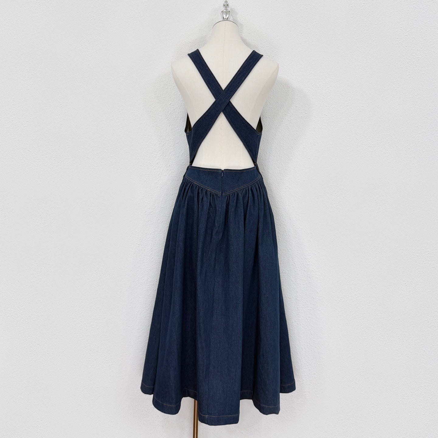 Robe midi en jean à découpes et dos croisé Zimmermann Printemps/Été 2025