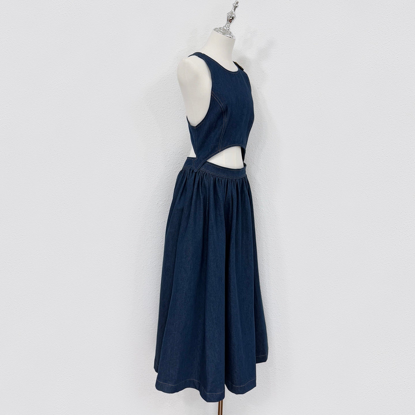 Robe midi en jean à découpes et dos croisé Zimmermann Printemps/Été 2025