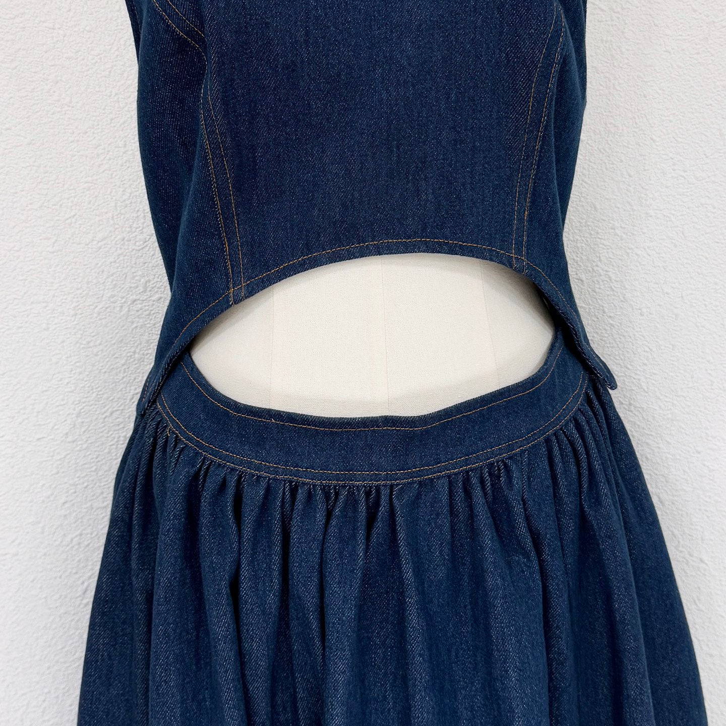 Robe midi en jean à découpes et dos croisé Zimmermann Printemps/Été 2025
