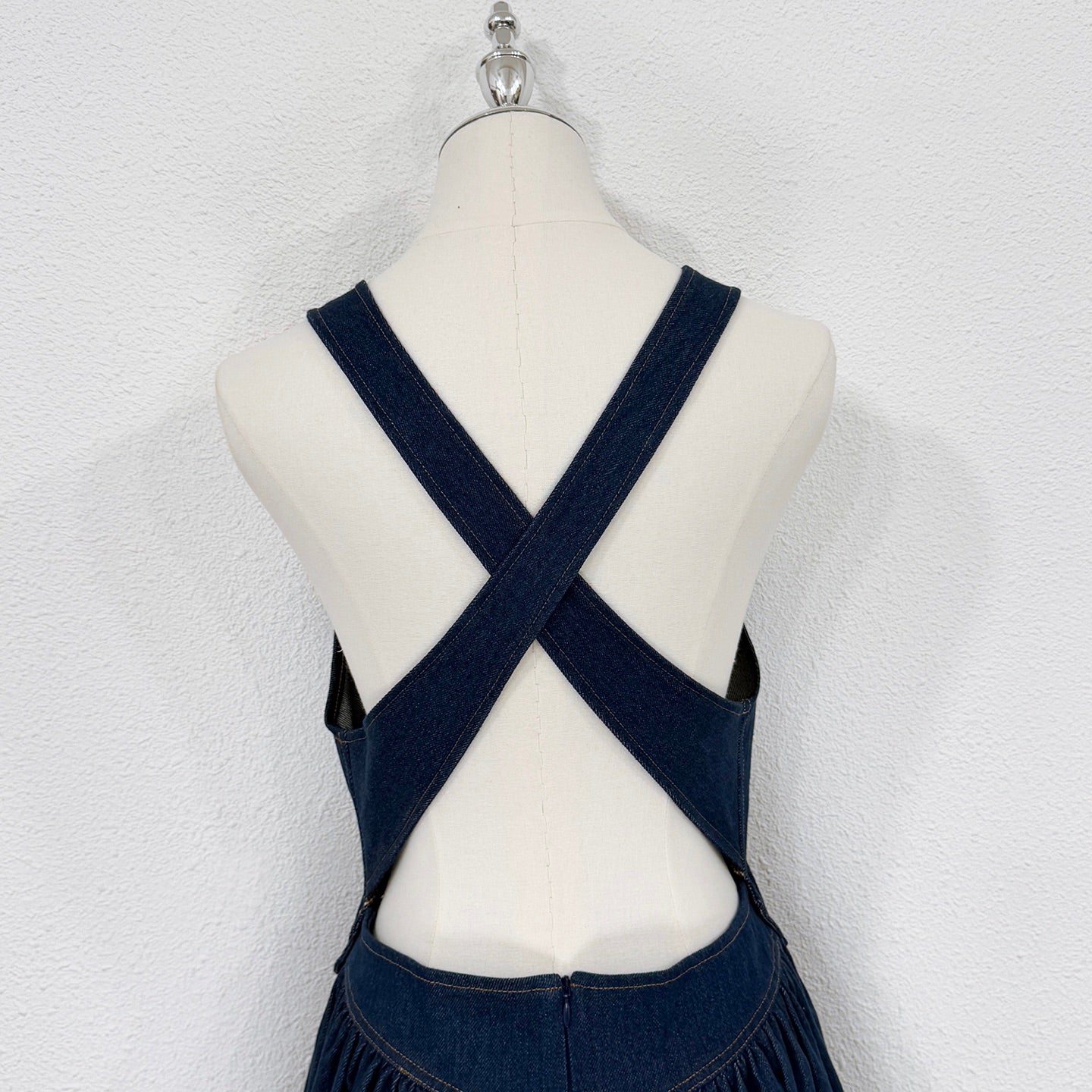 Robe midi en jean à découpes et dos croisé Zimmermann Printemps/Été 2025