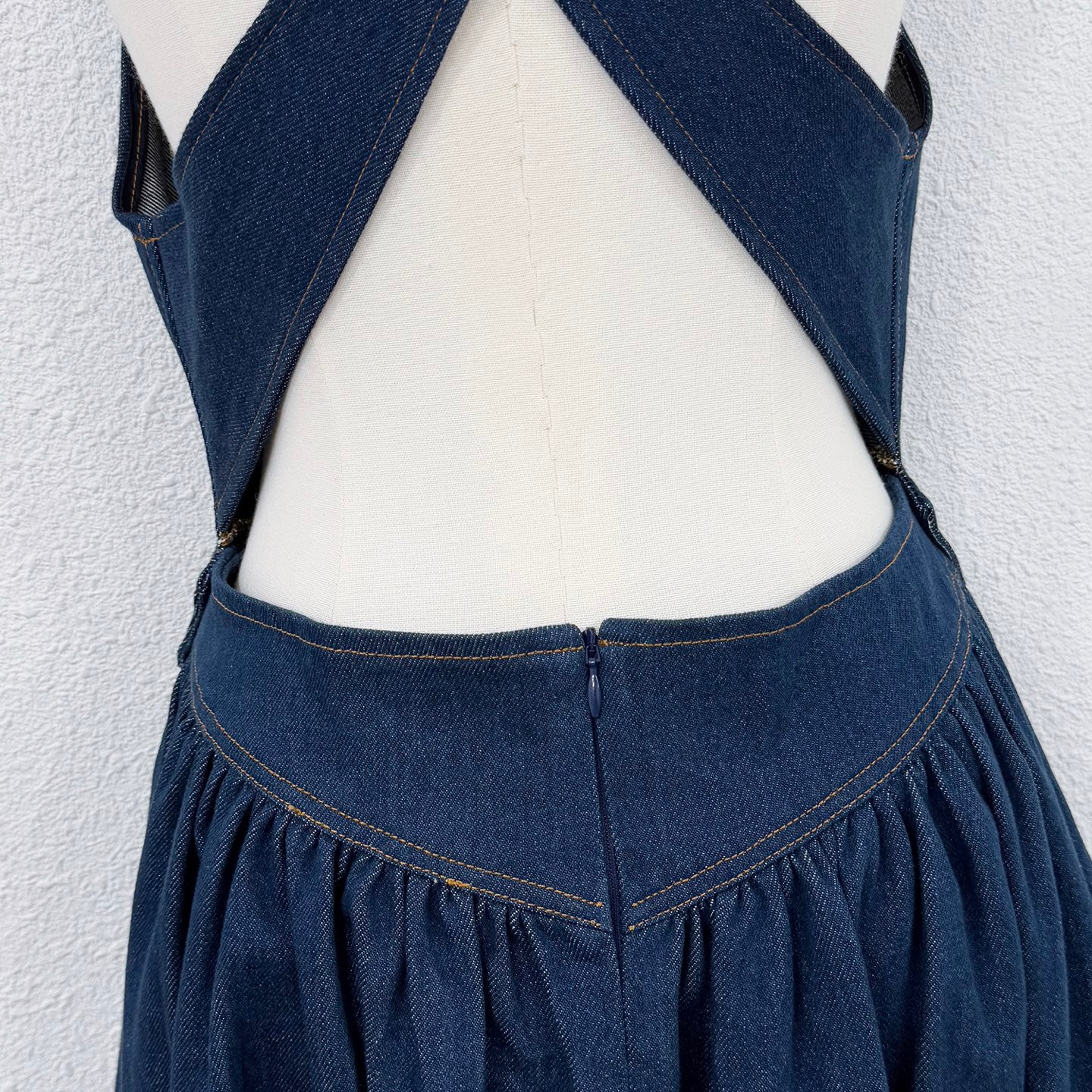 Robe midi en jean à découpes et dos croisé Zimmermann Printemps/Été 2025