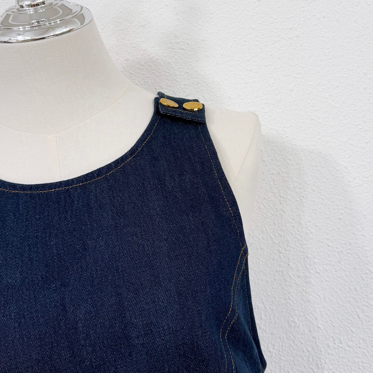 Robe midi en jean à découpes et dos croisé Zimmermann Printemps/Été 2025