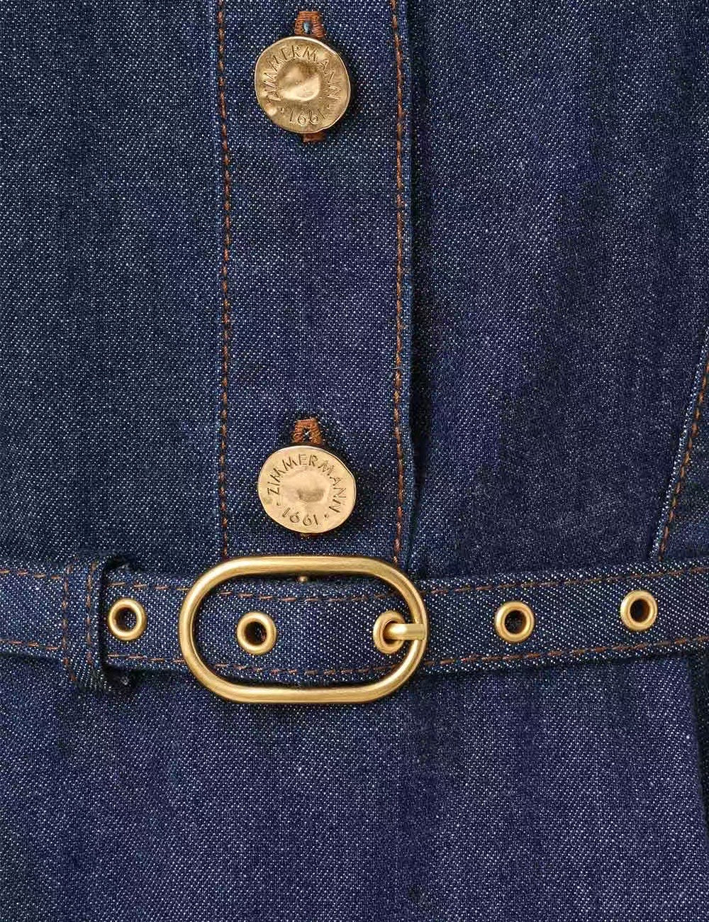 Robe chemise en jean ceinturée avec boutons personnalisés, collection printemps/été 2025 de Zimmermann