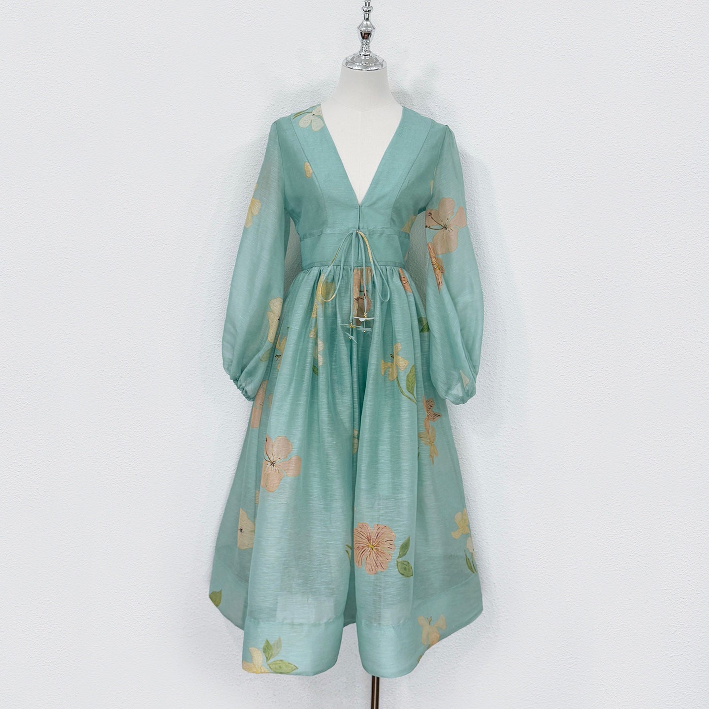 Robe midi fleurie en soie et lin vert Zimmermann avec cordon de serrage à la taille