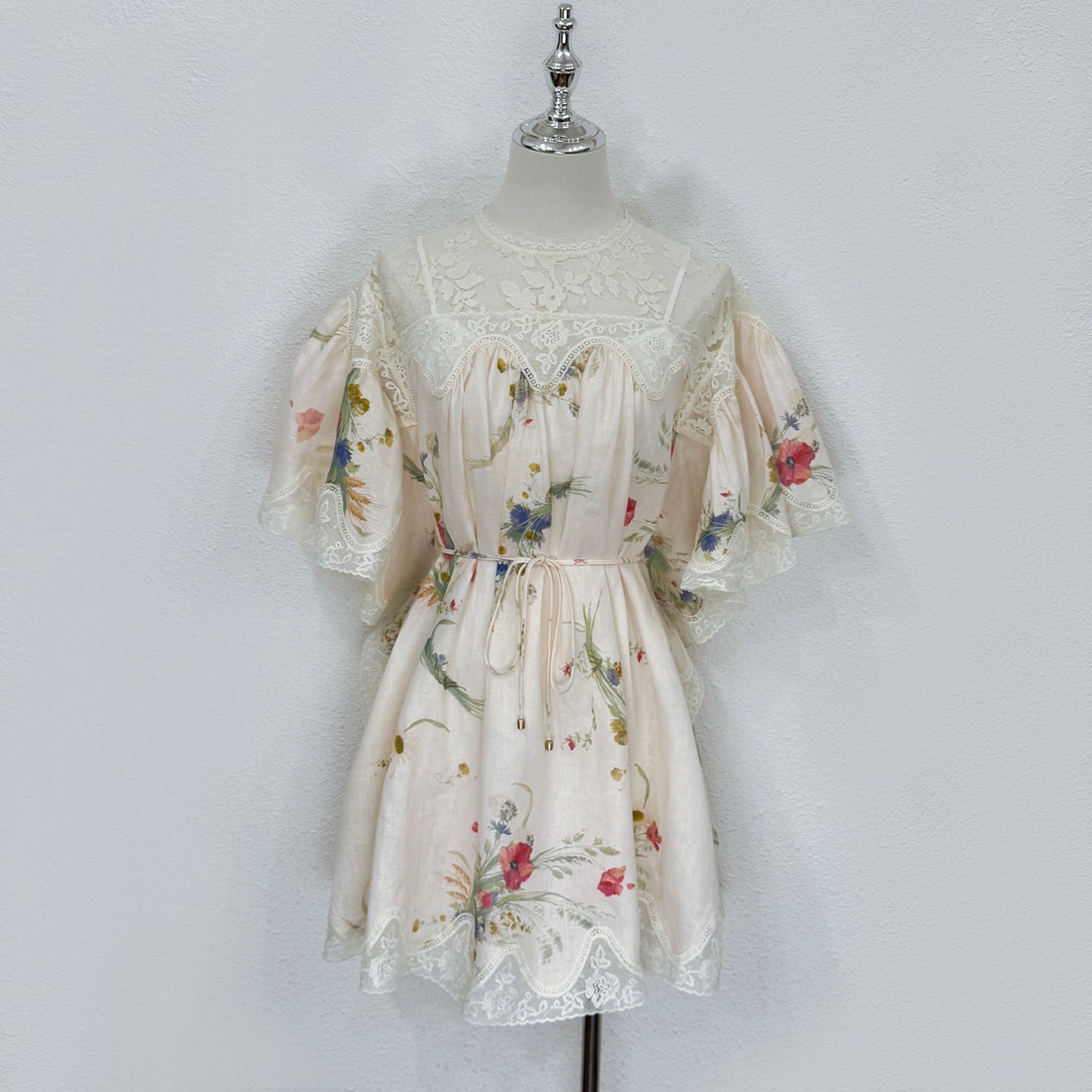 Mini-robe en lin fleuri Zimmermann avec détails en dentelle et jupon