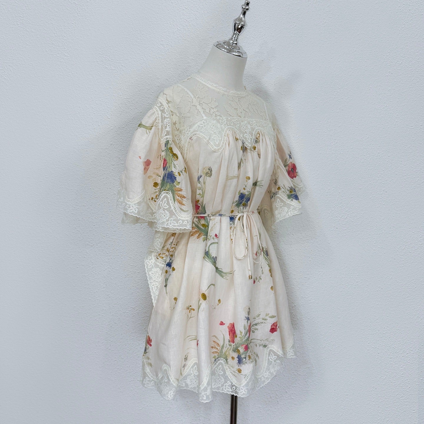 Mini-robe en lin fleuri Zimmermann avec détails en dentelle et jupon