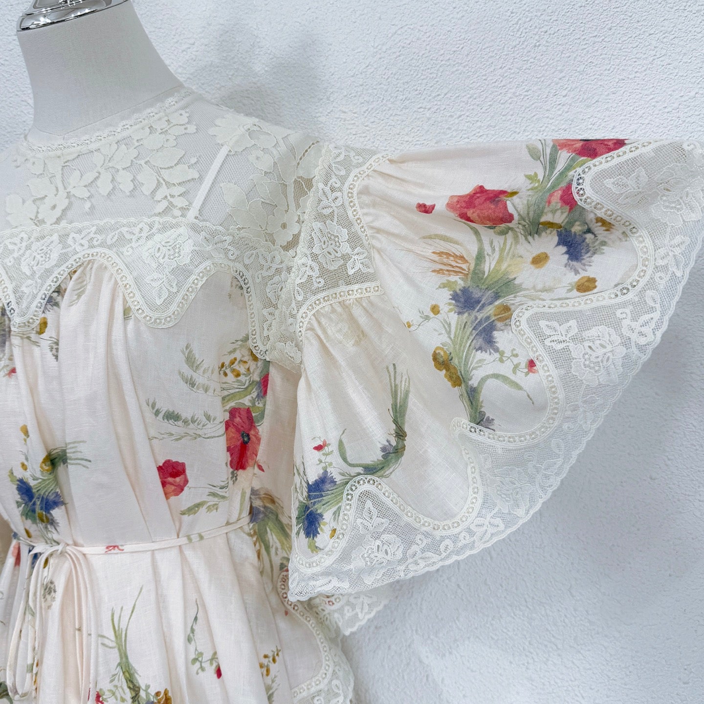 Mini-robe en lin fleuri Zimmermann avec détails en dentelle et jupon