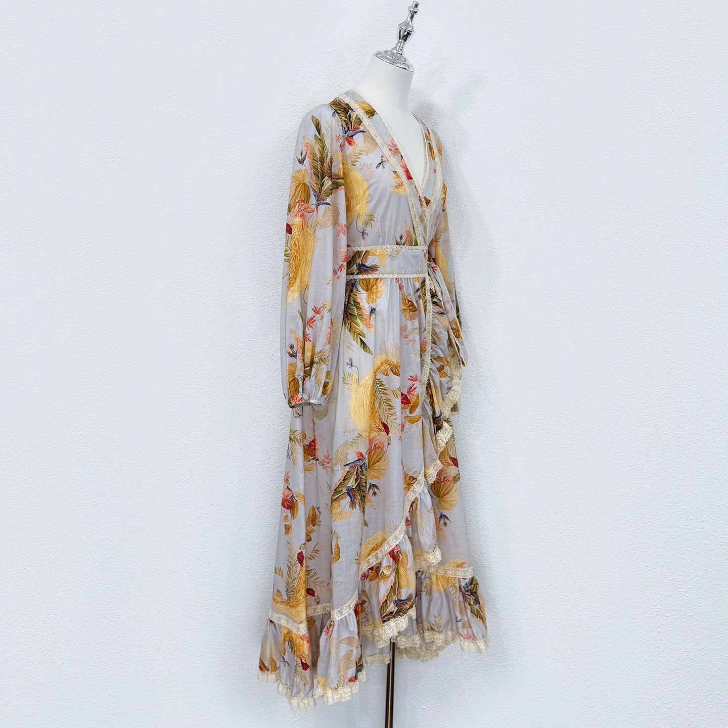 Robe portefeuille fleurie en coton style Zimmermann avec bordure en dentelle – Robe longue à manches longues