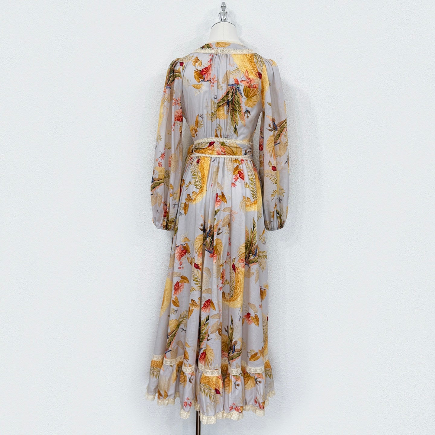 Robe portefeuille fleurie en coton style Zimmermann avec bordure en dentelle – Robe longue à manches longues