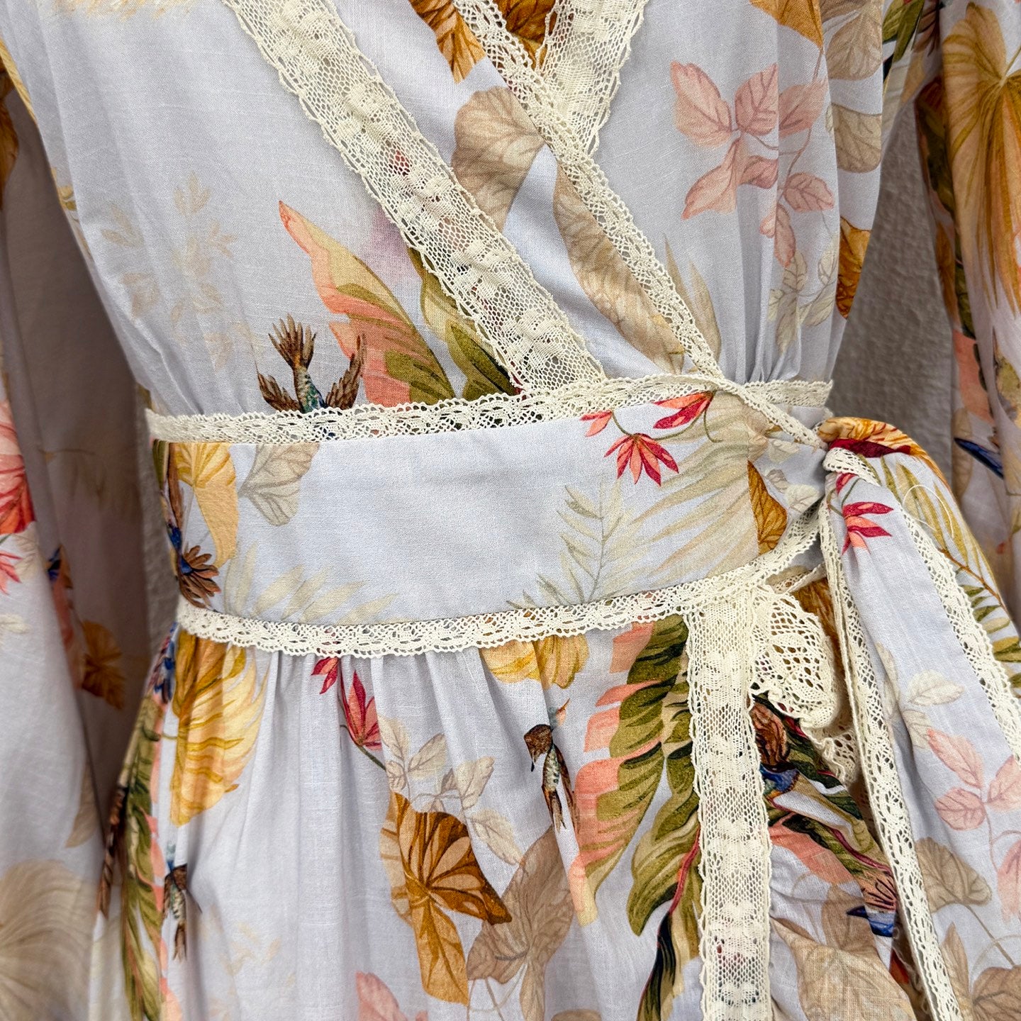 Robe portefeuille fleurie en coton style Zimmermann avec bordure en dentelle – Robe longue à manches longues