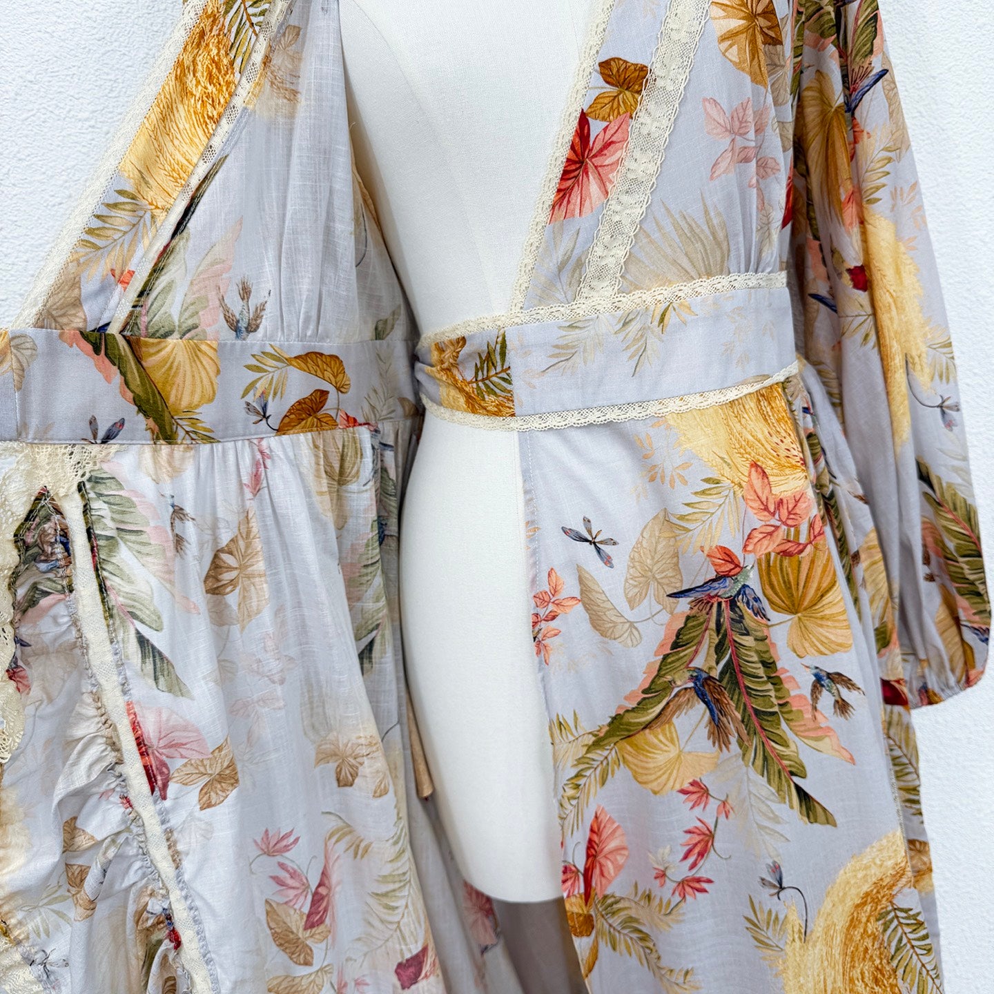Robe portefeuille fleurie en coton style Zimmermann avec bordure en dentelle – Robe longue à manches longues