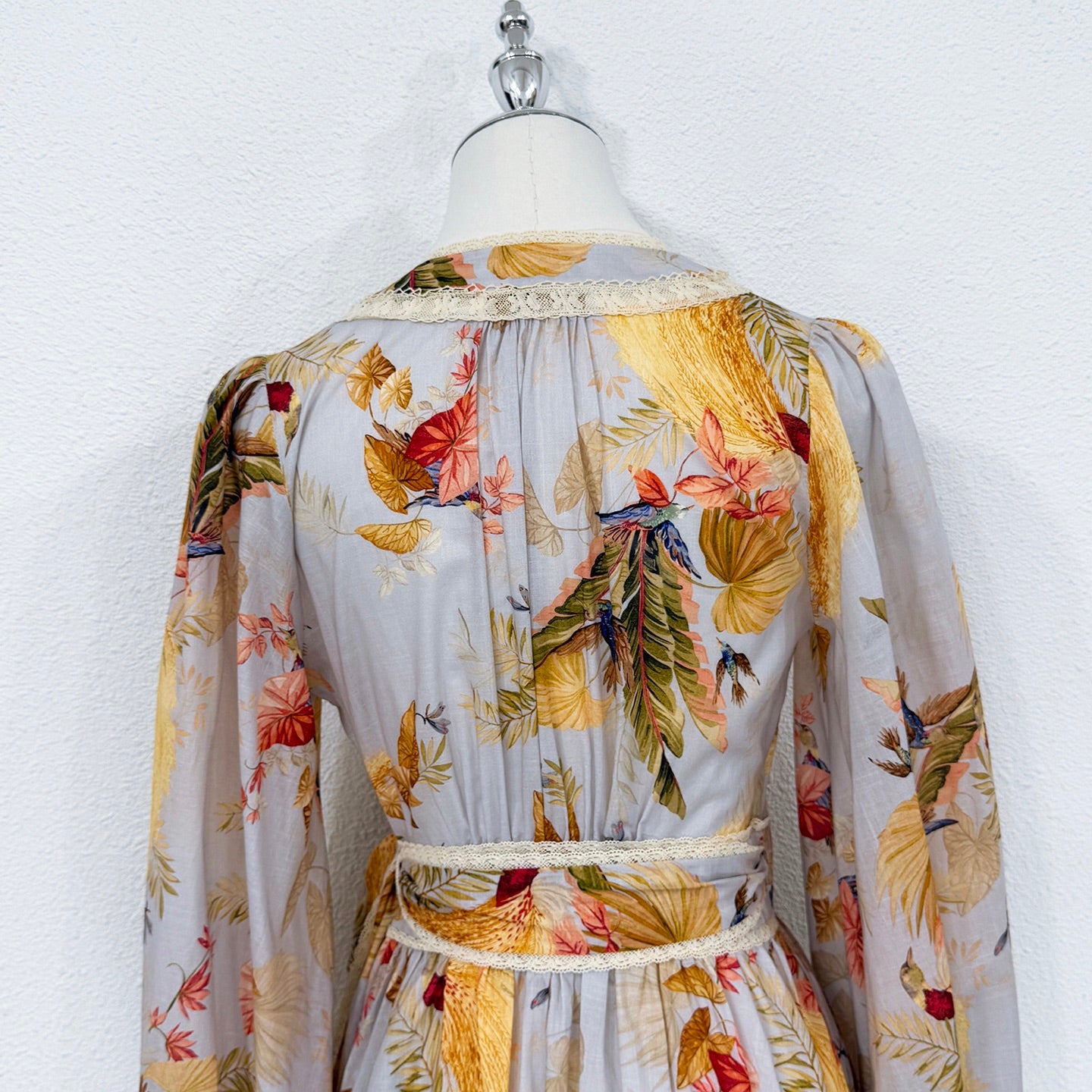 Robe portefeuille fleurie en coton style Zimmermann avec bordure en dentelle – Robe longue à manches longues