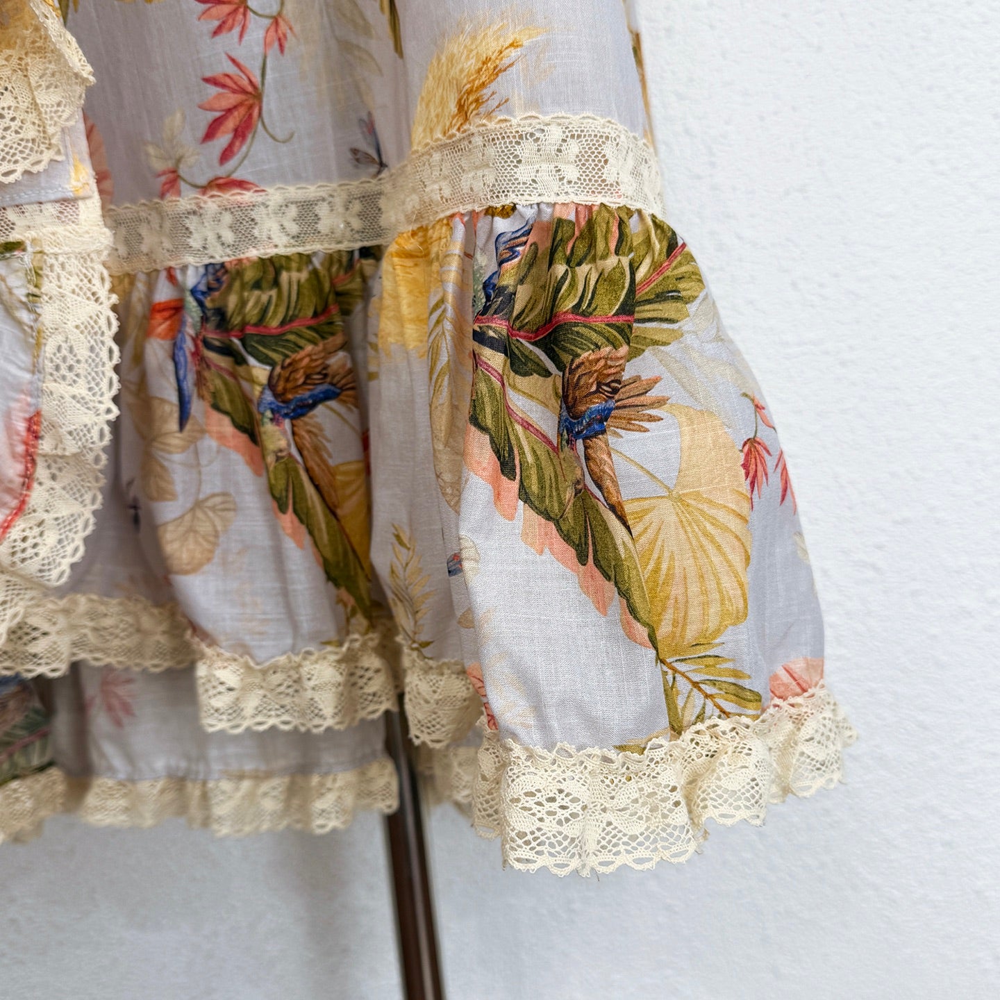 Robe portefeuille fleurie en coton style Zimmermann avec bordure en dentelle – Robe longue à manches longues