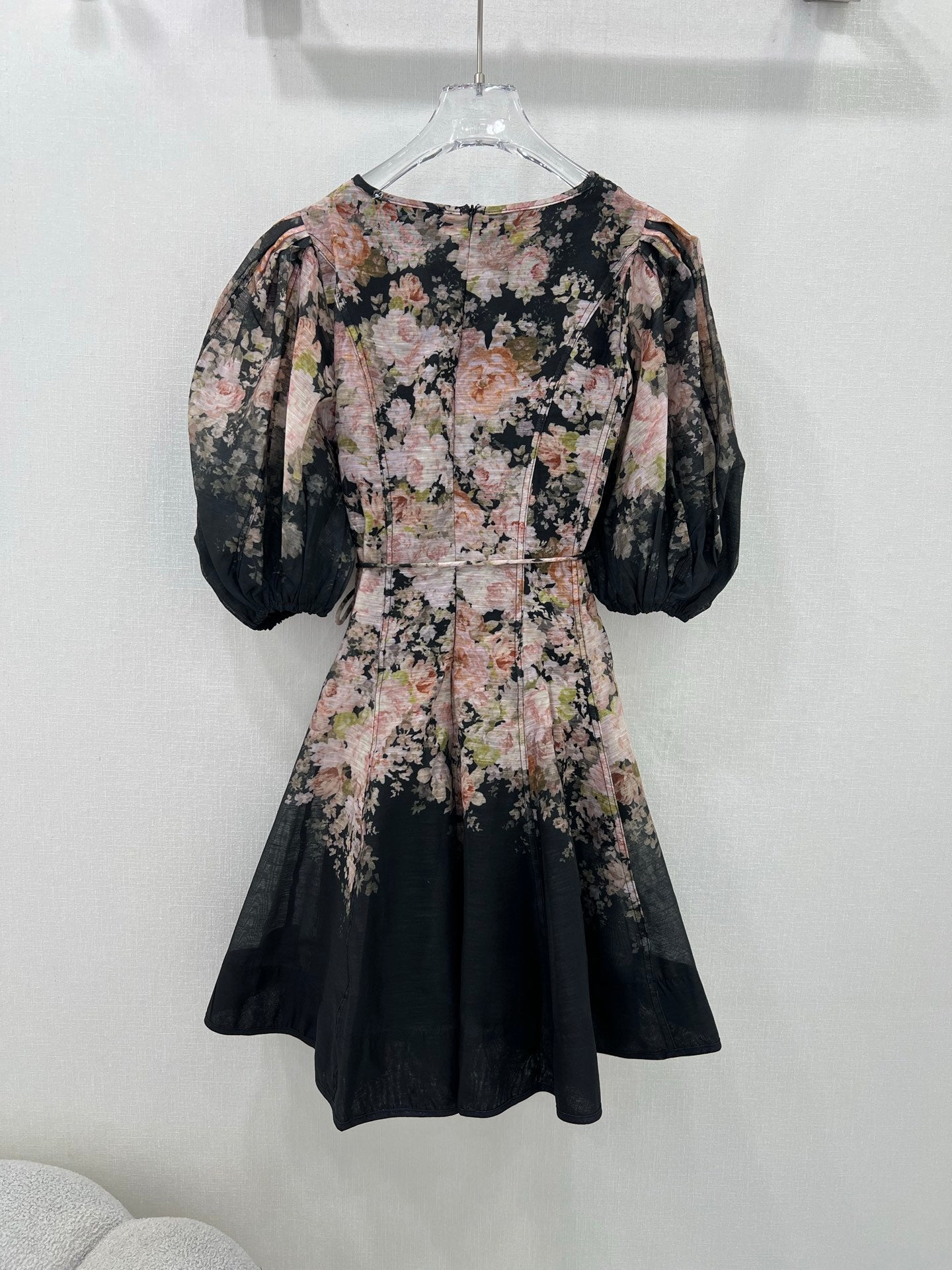 Robe courte noire à fleurs et manches bouffantes Zimmermann – Collection printemps 2025
