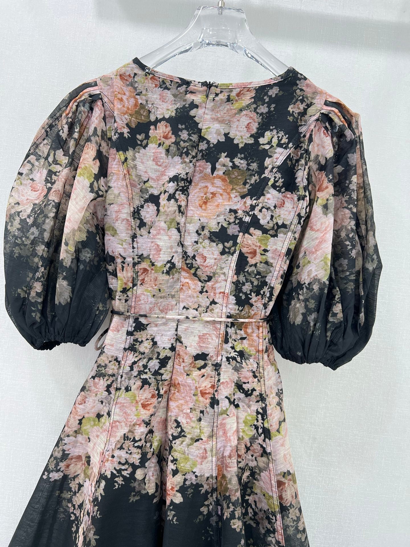 Robe courte noire à fleurs et manches bouffantes Zimmermann – Collection printemps 2025