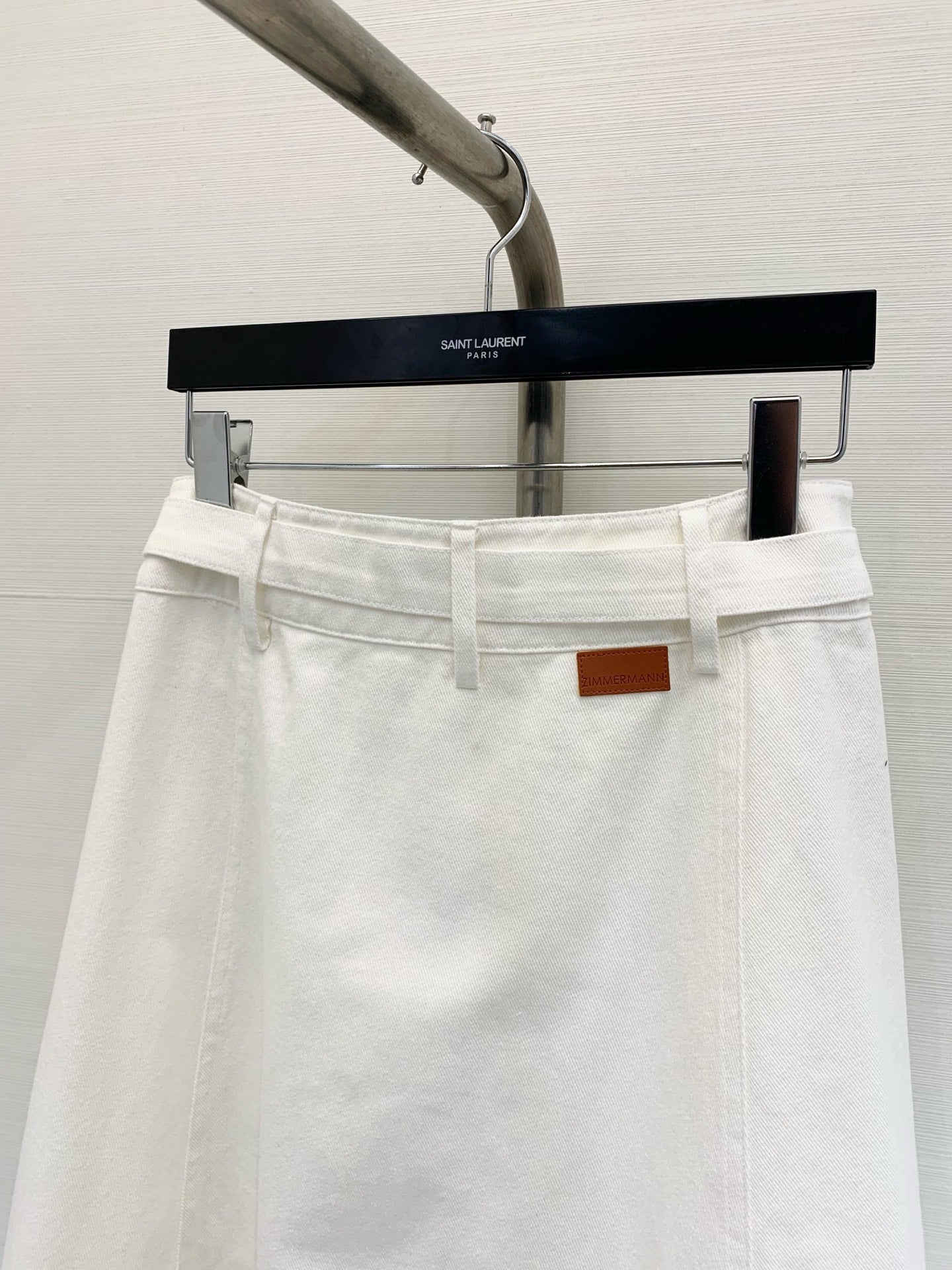 Jupe midi en denim de coton blanc avec ceinture Zimmermann 2025 Resort