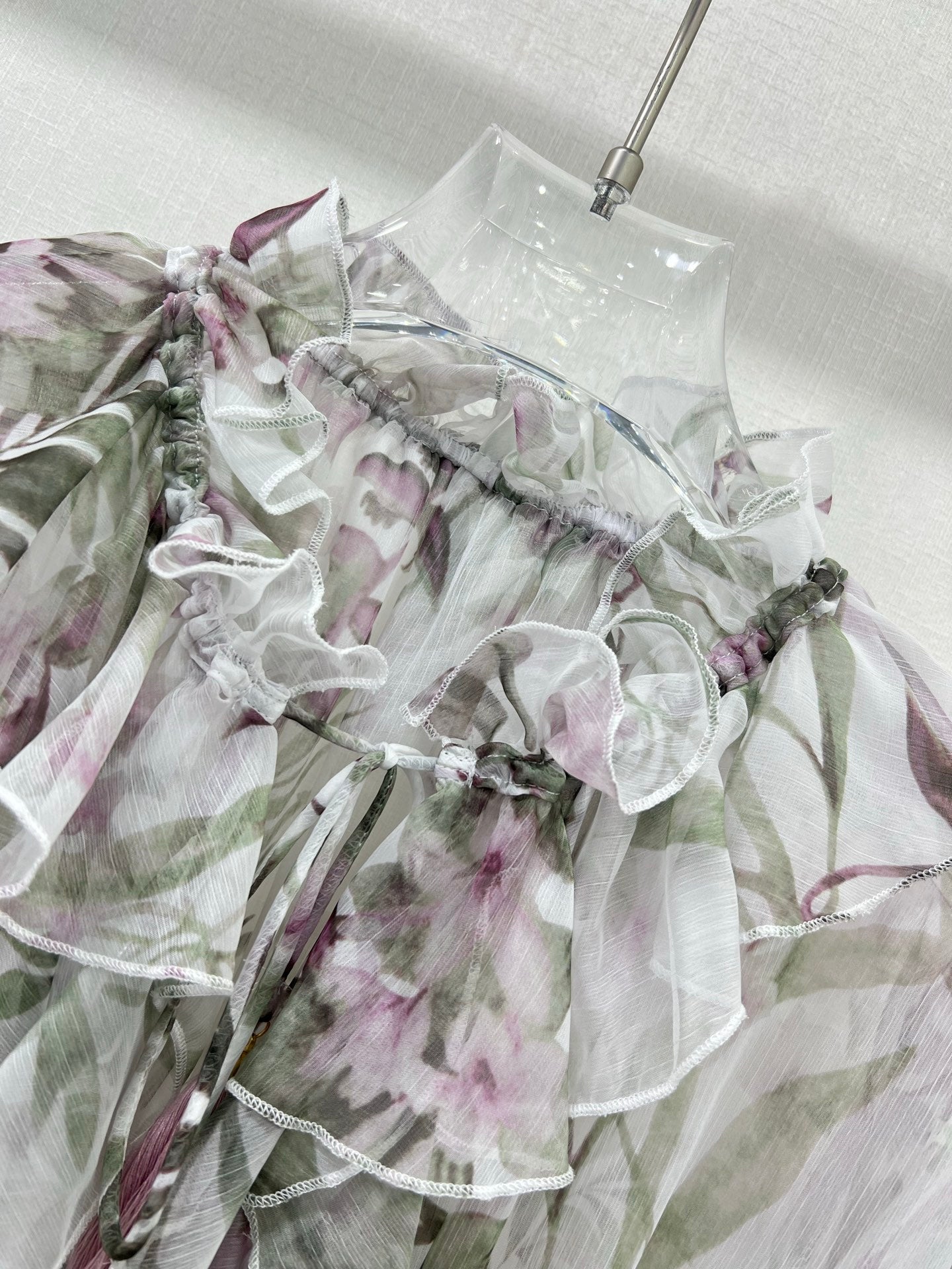 Robe courte fleurie à volants et col noué Zimmermann avec manches lanternes