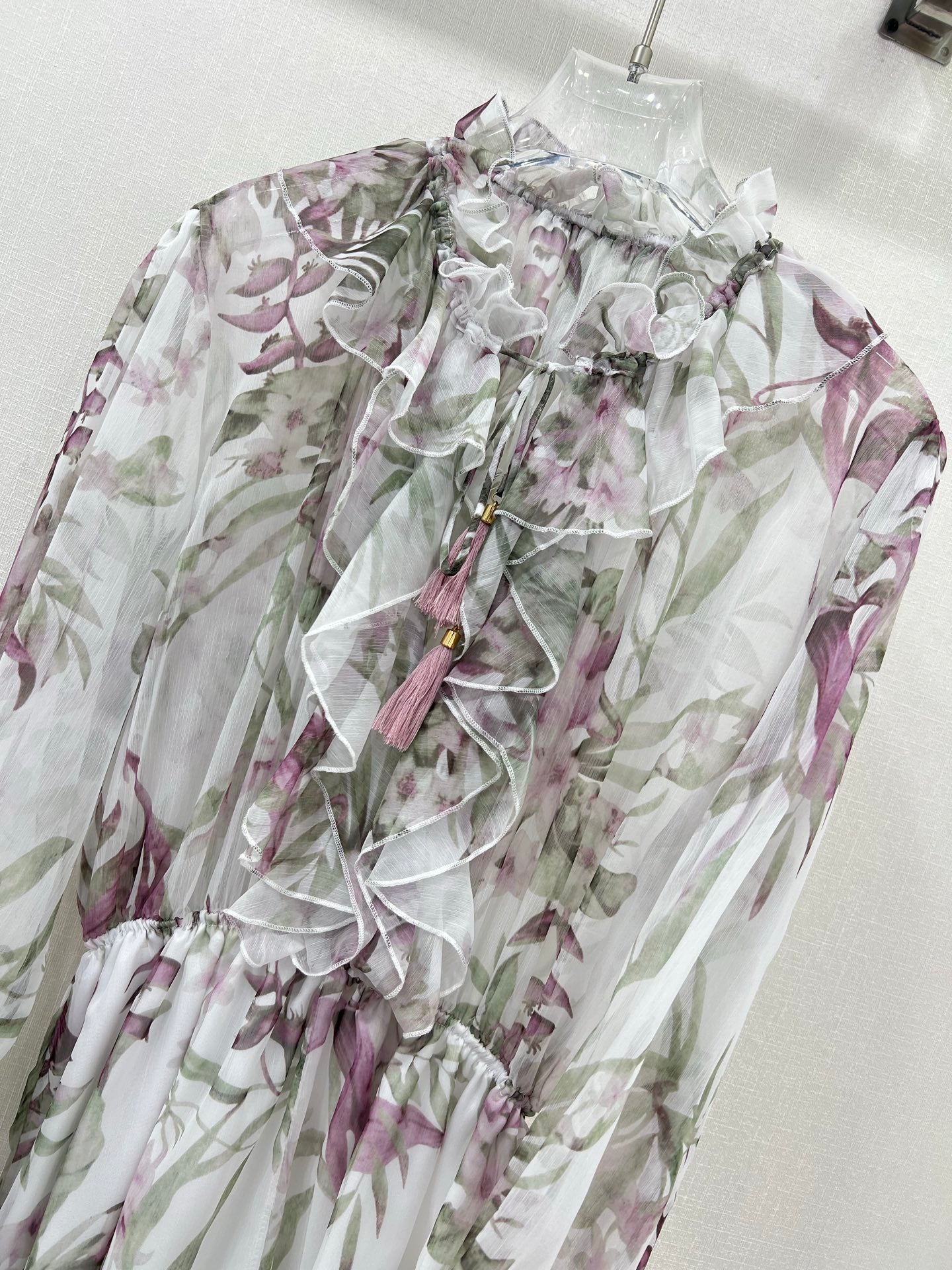 Robe courte fleurie à volants et col noué Zimmermann avec manches lanternes