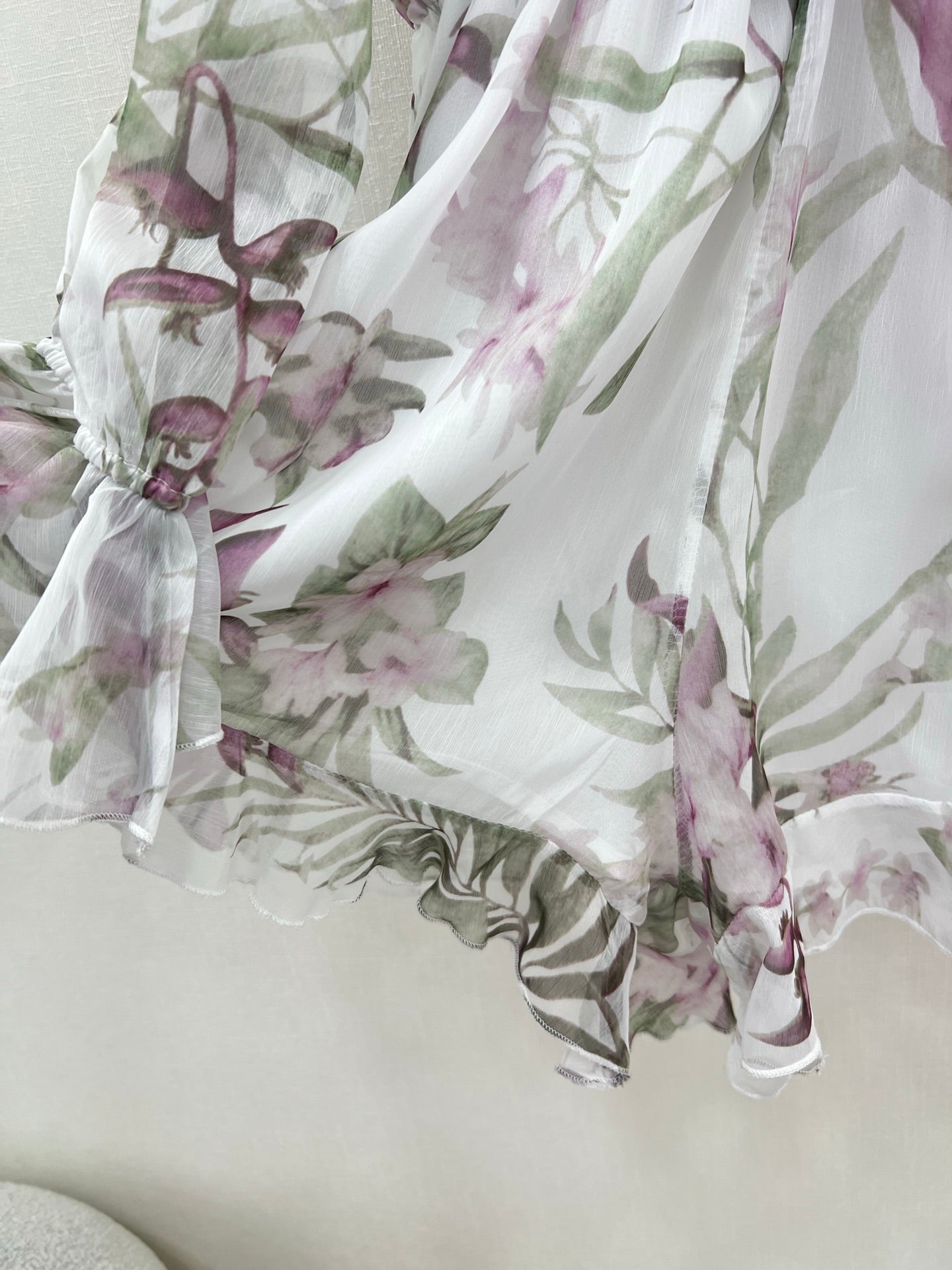Robe courte fleurie à volants et col noué Zimmermann avec manches lanternes