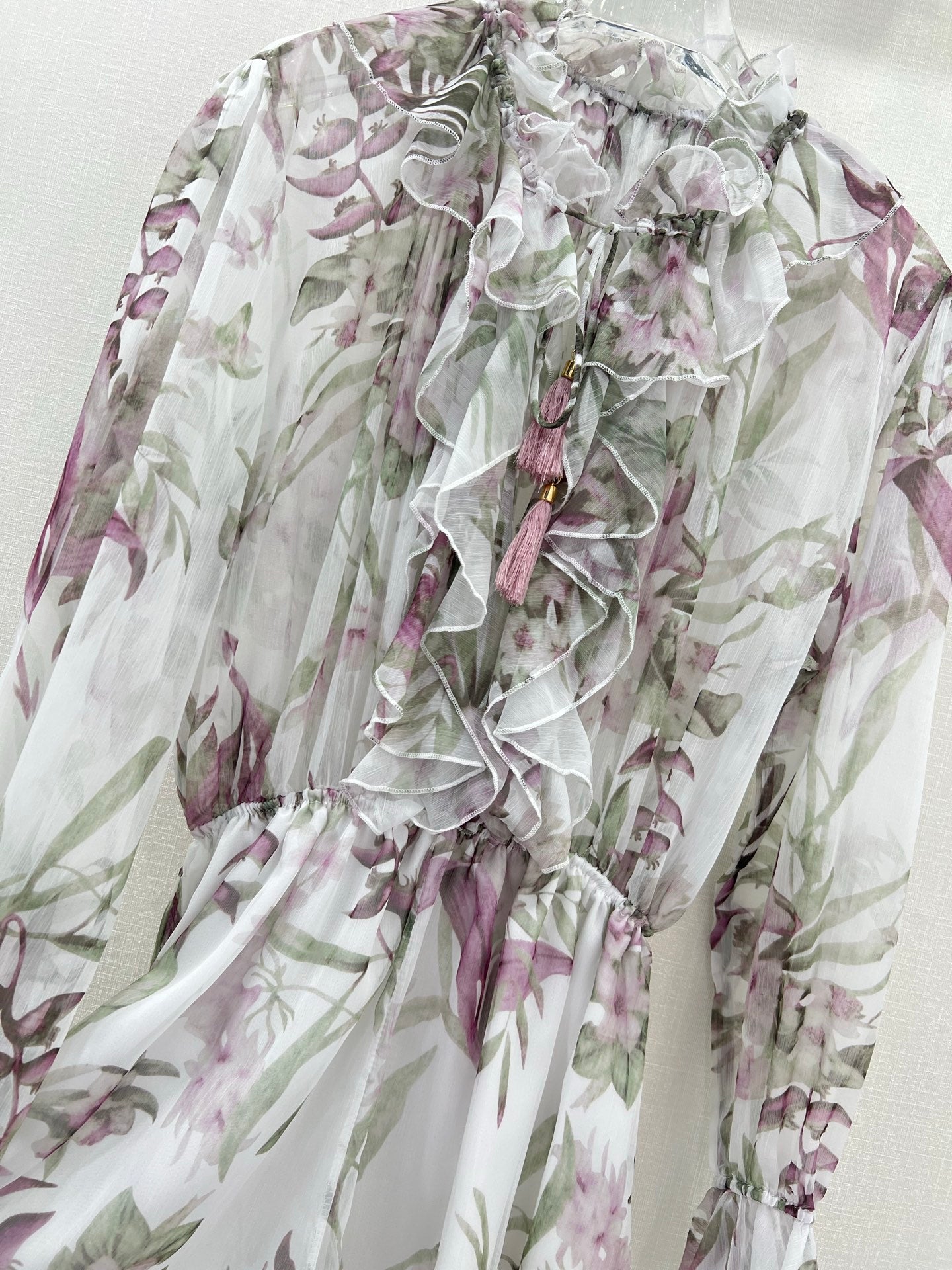Robe courte fleurie à volants et col noué Zimmermann avec manches lanternes