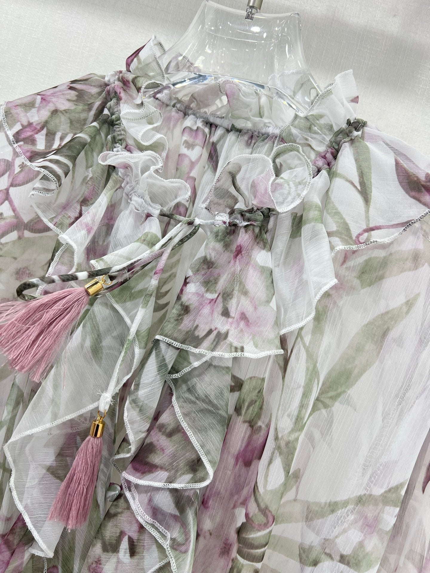 Robe courte fleurie à volants et col noué Zimmermann avec manches lanternes