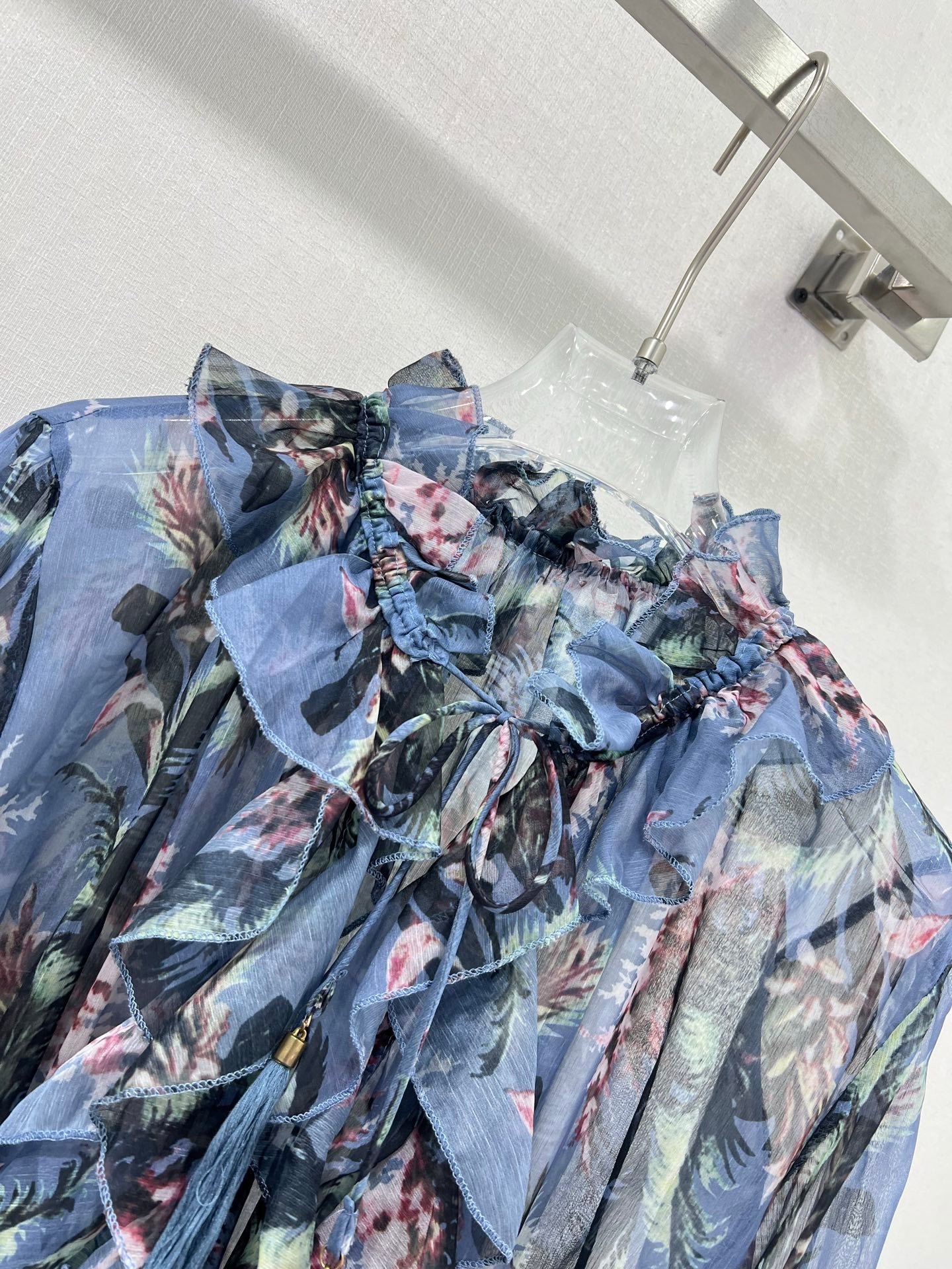 Robe courte à volants et fleurs bleues Zimmermann, col noué et manches lanternes
