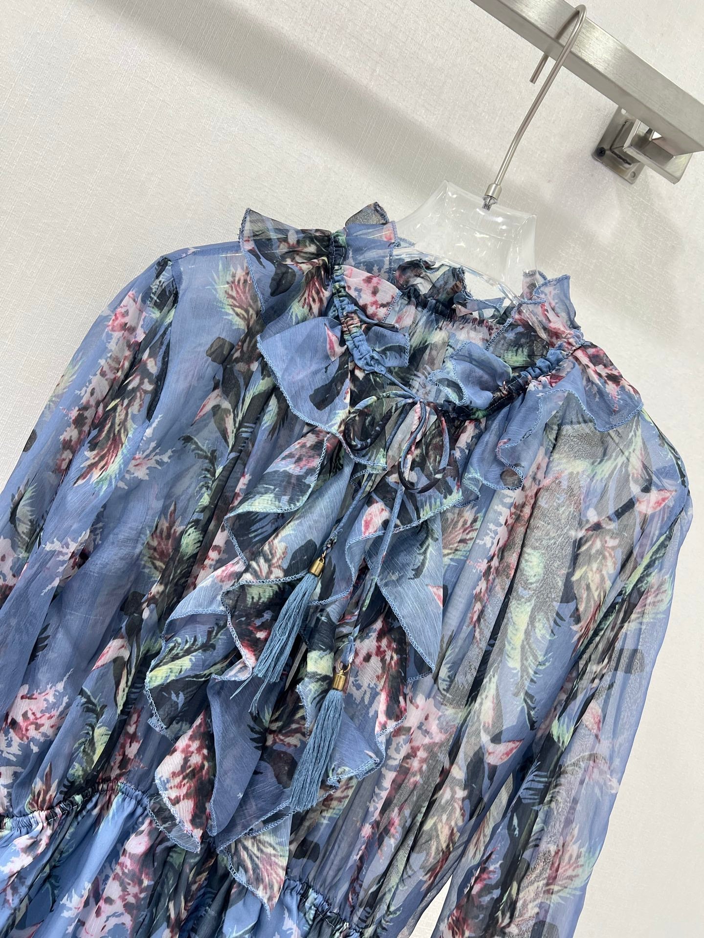 Robe courte à volants et fleurs bleues Zimmermann, col noué et manches lanternes