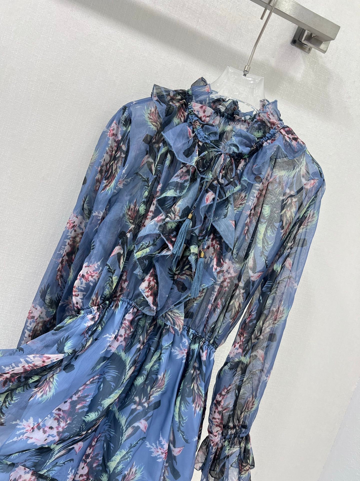 Robe courte à volants et fleurs bleues Zimmermann, col noué et manches lanternes