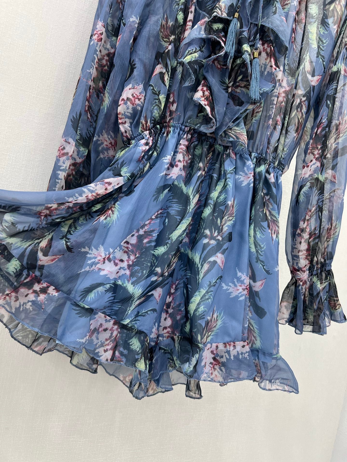 Robe courte à volants et fleurs bleues Zimmermann, col noué et manches lanternes