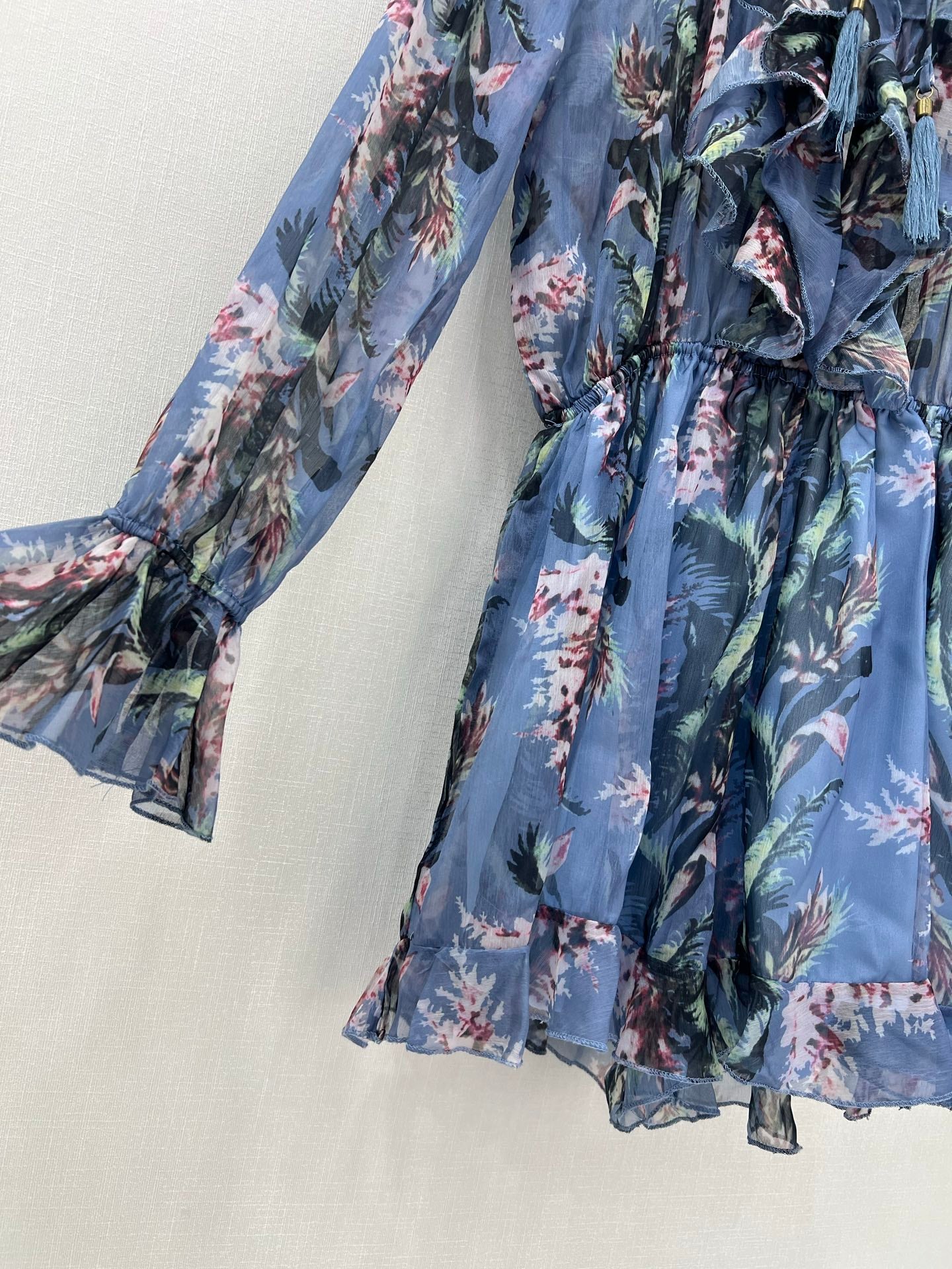 Robe courte à volants et fleurs bleues Zimmermann, col noué et manches lanternes