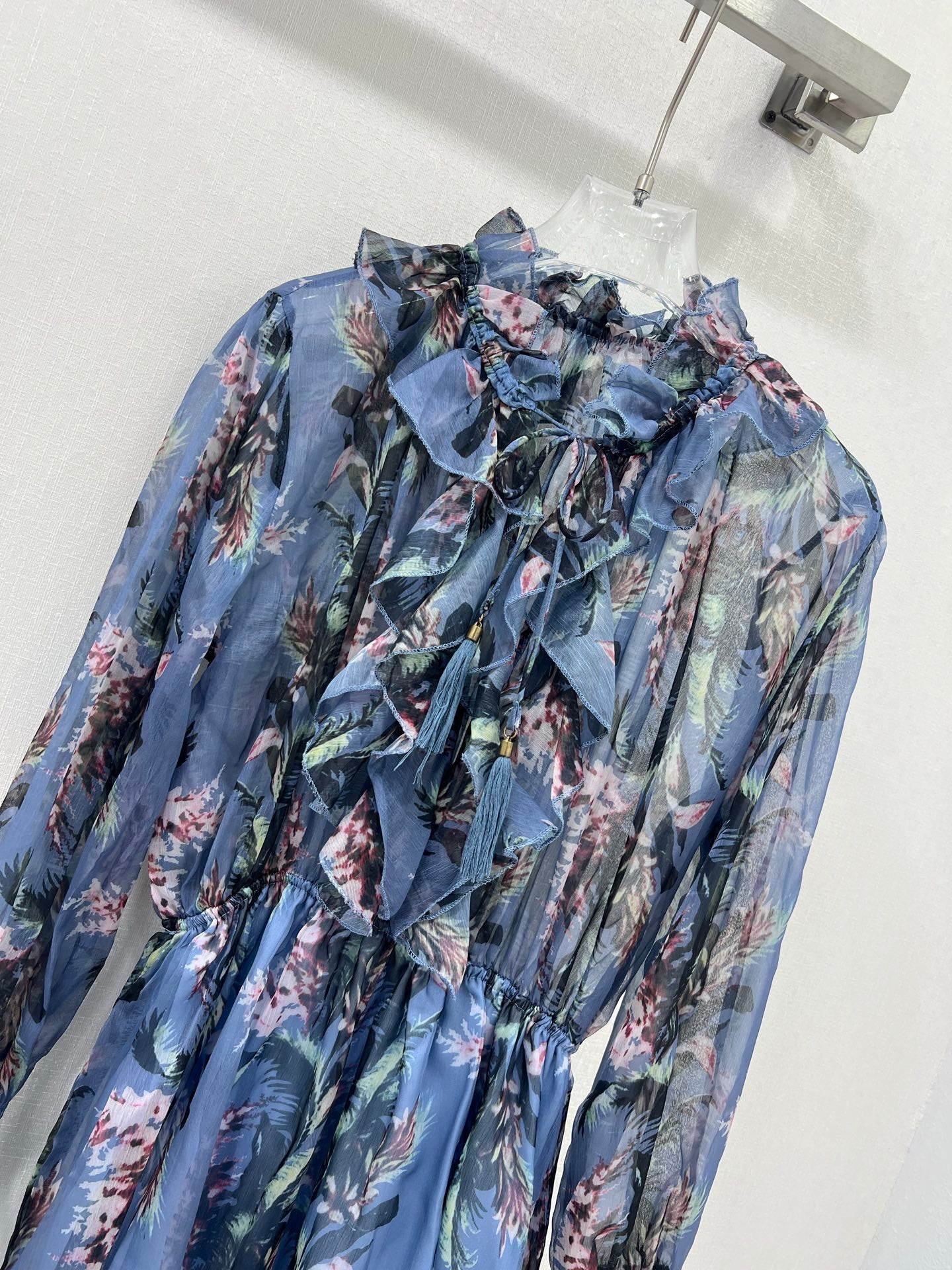 Robe courte à volants et fleurs bleues Zimmermann, col noué et manches lanternes