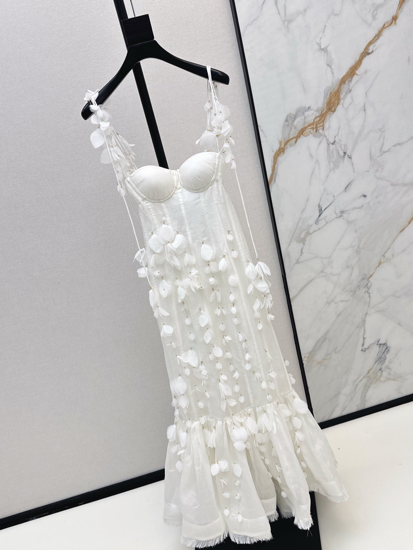 Robe d'été en lin blanc à bordures de pétales Zimmermann 2025 SS
