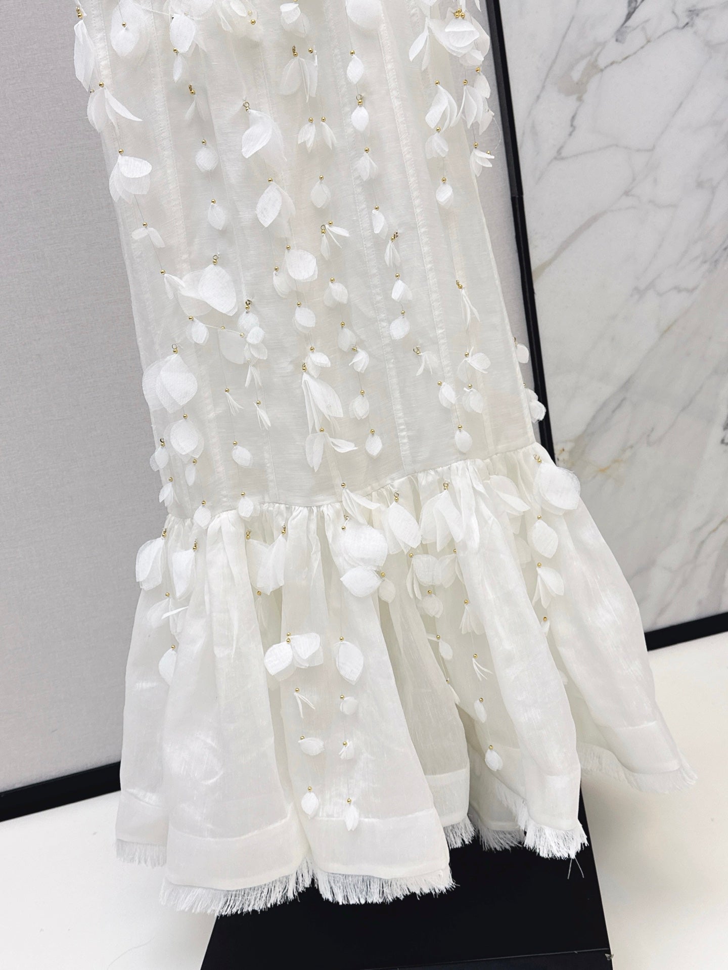 Robe d'été en lin blanc à bordures de pétales Zimmermann 2025 SS