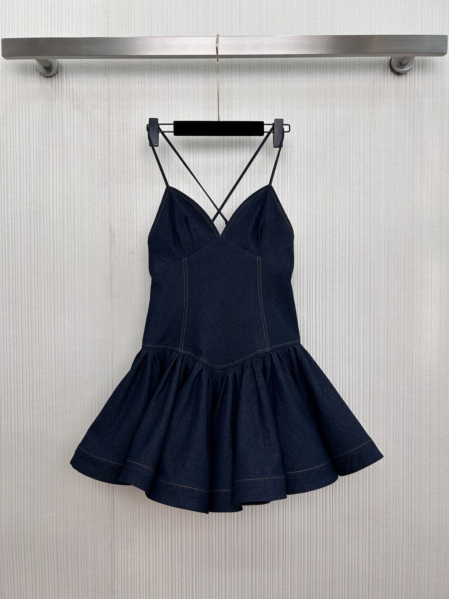 Robe à bretelles en jean à ourlet volanté pré-printemps 2025 de Zimmermann