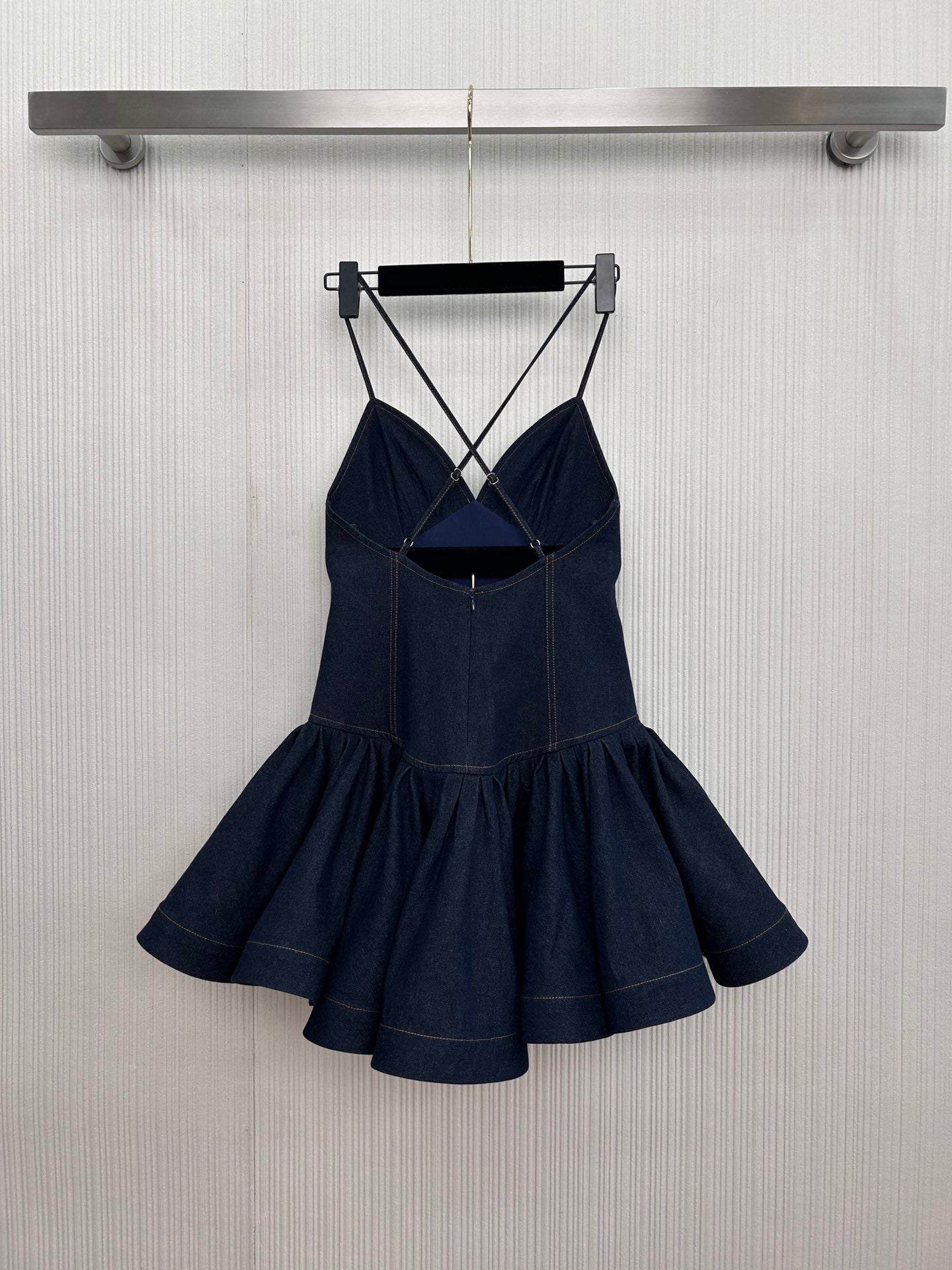 Robe à bretelles en jean à ourlet volanté pré-printemps 2025 de Zimmermann
