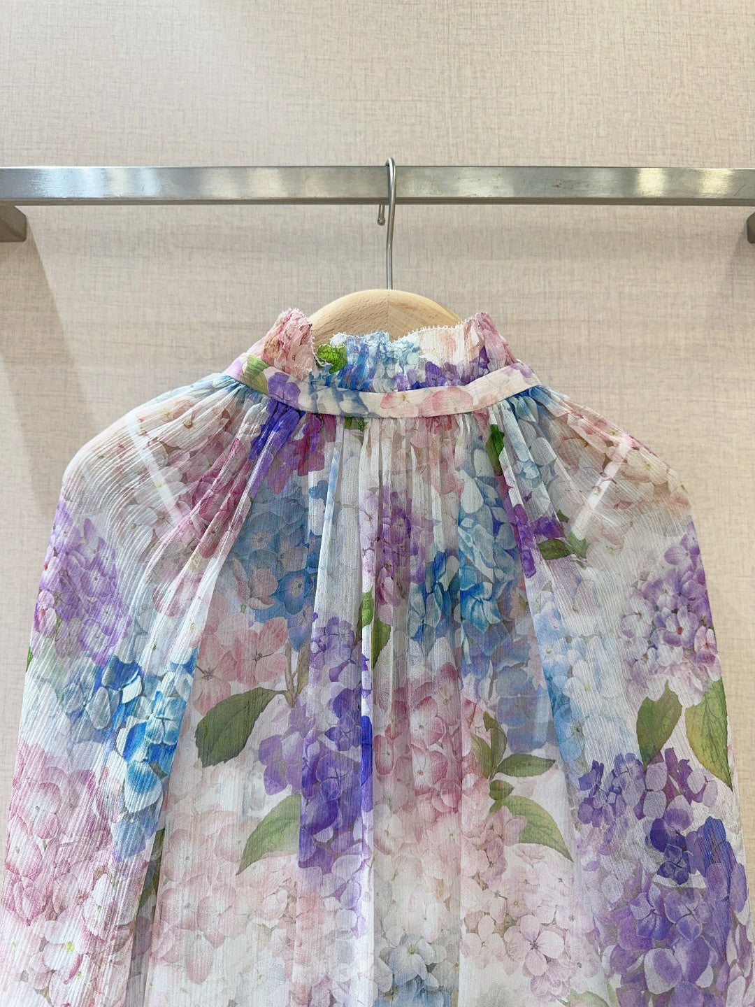 Chemisier à manches lanternes et col noué à volants, imprimé hortensias Zimmermann