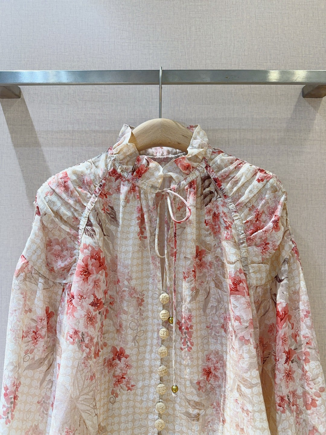 Chemisier à manches lanternes et imprimé floral corail Zimmermann avec boutons en coquille de noix de coco