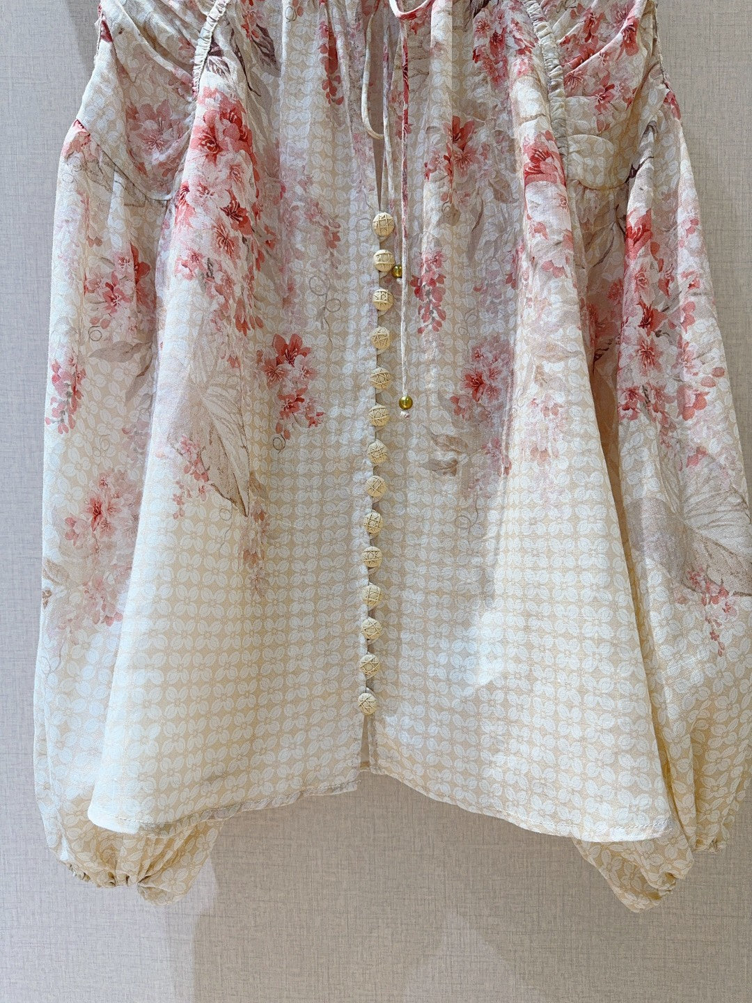 Chemisier à manches lanternes et imprimé floral corail Zimmermann avec boutons en coquille de noix de coco