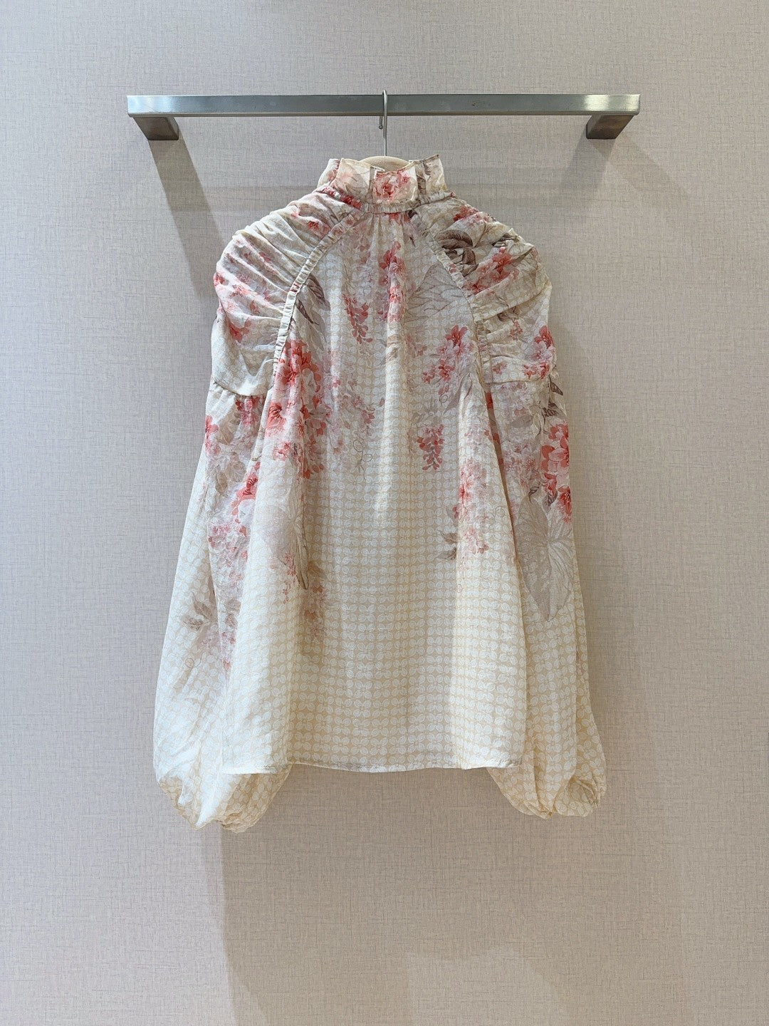 Chemisier à manches lanternes et imprimé floral corail Zimmermann avec boutons en coquille de noix de coco