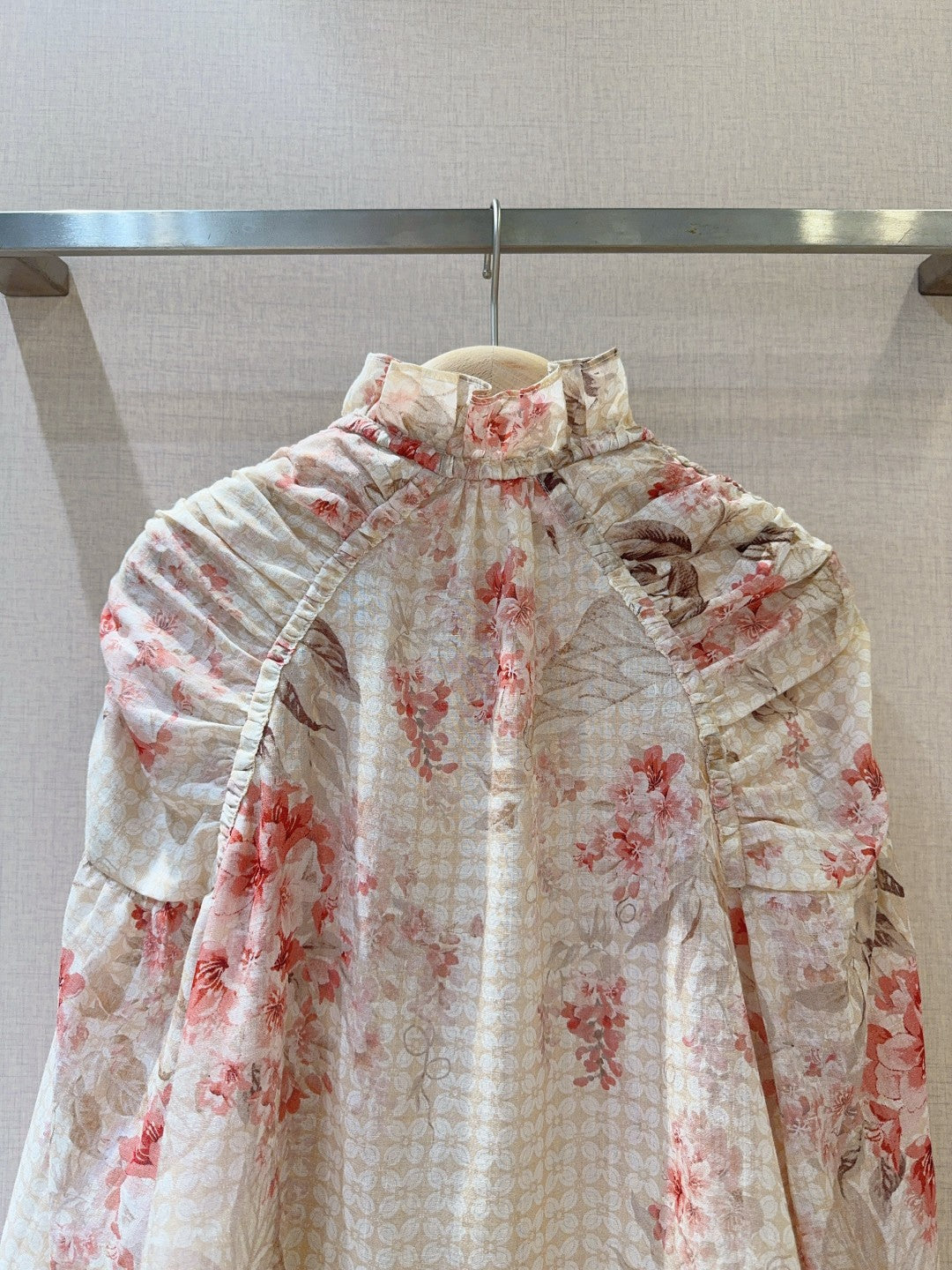 Chemisier à manches lanternes et imprimé floral corail Zimmermann avec boutons en coquille de noix de coco