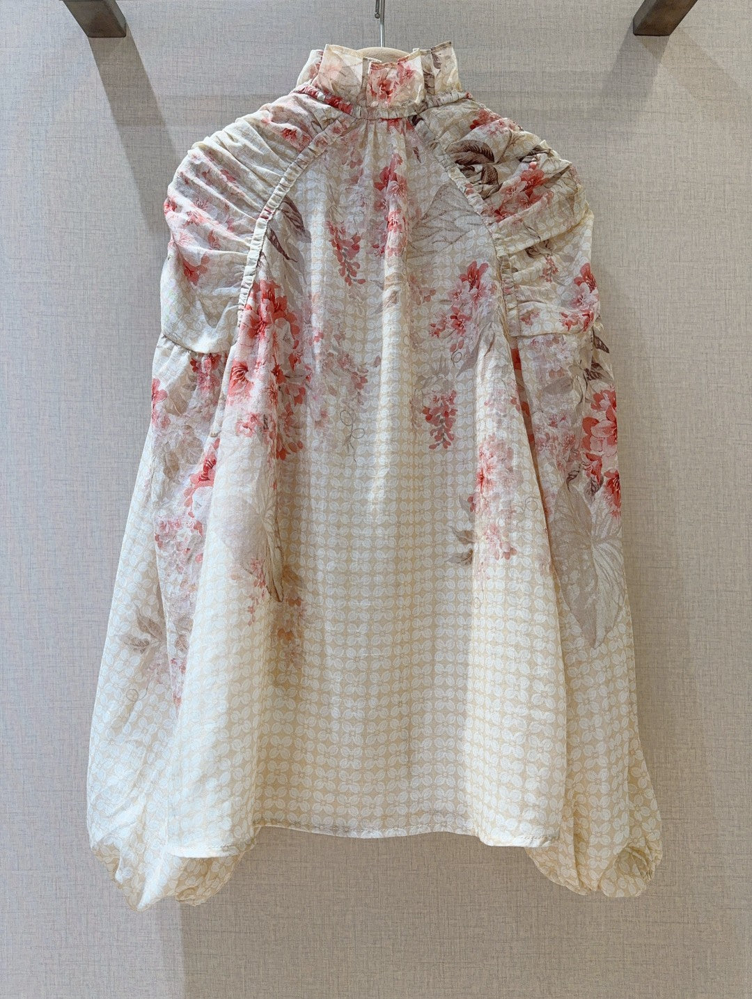 Chemisier à manches lanternes et imprimé floral corail Zimmermann avec boutons en coquille de noix de coco