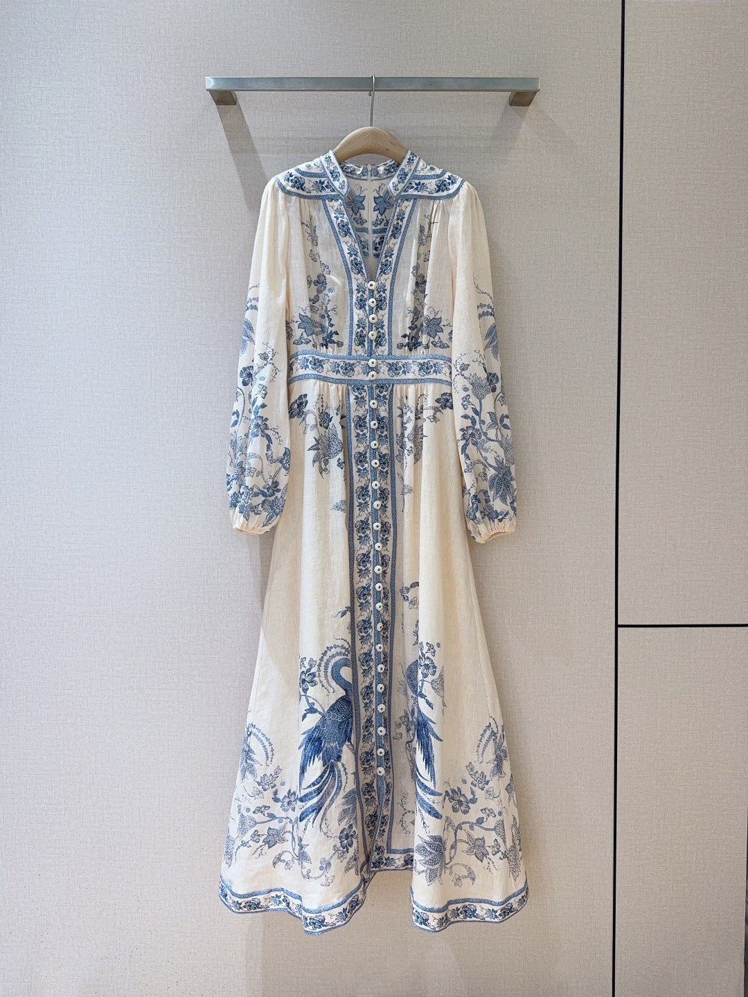 Robe midi en lin brodée de fleurs crème et bleue Zimmermann