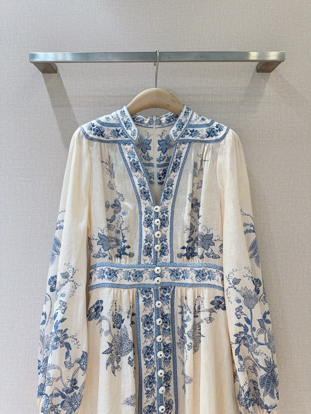 Robe midi en lin brodée de fleurs crème et bleue Zimmermann