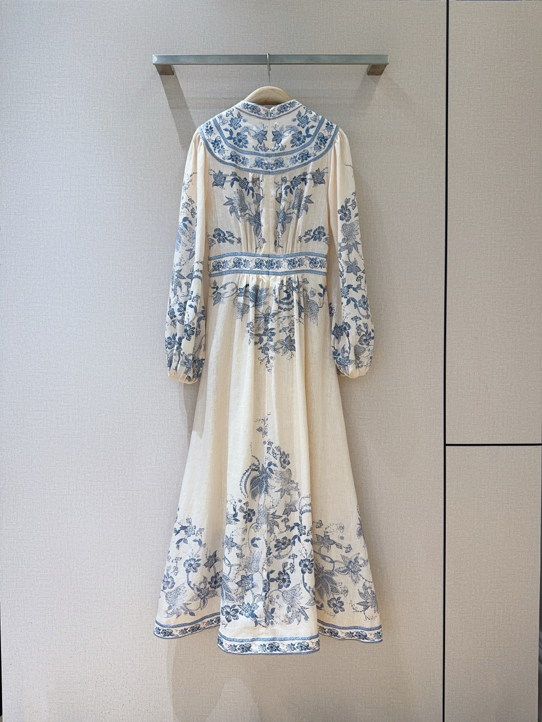 Robe midi en lin brodée de fleurs crème et bleue Zimmermann