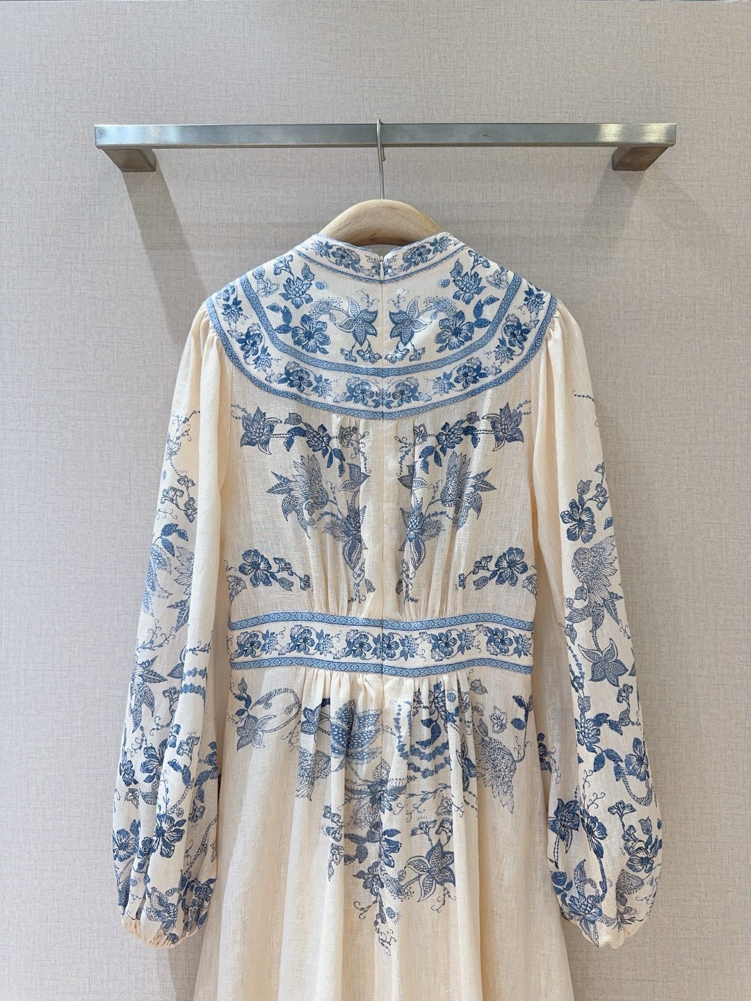 Robe midi en lin brodée de fleurs crème et bleue Zimmermann