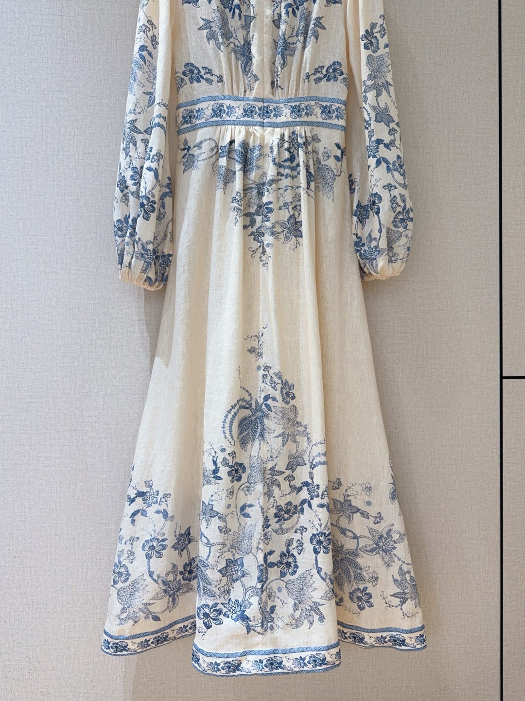 Robe midi en lin brodée de fleurs crème et bleue Zimmermann